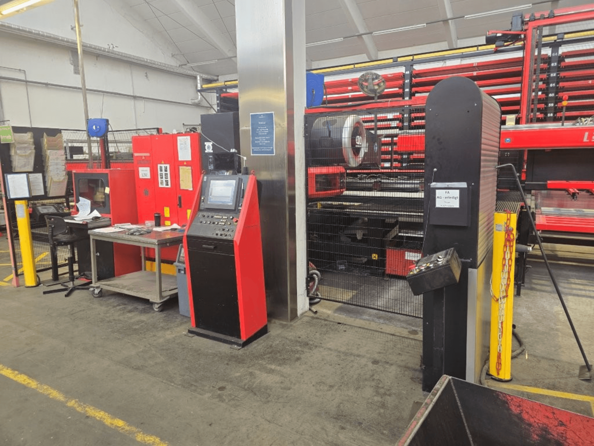 Widok z przodu wykrawarki CNC AMADA EMZ 3610 NT, przedstawiający panel sterowania oraz osłonę zabezpieczającą w warunkach fabrycznych.