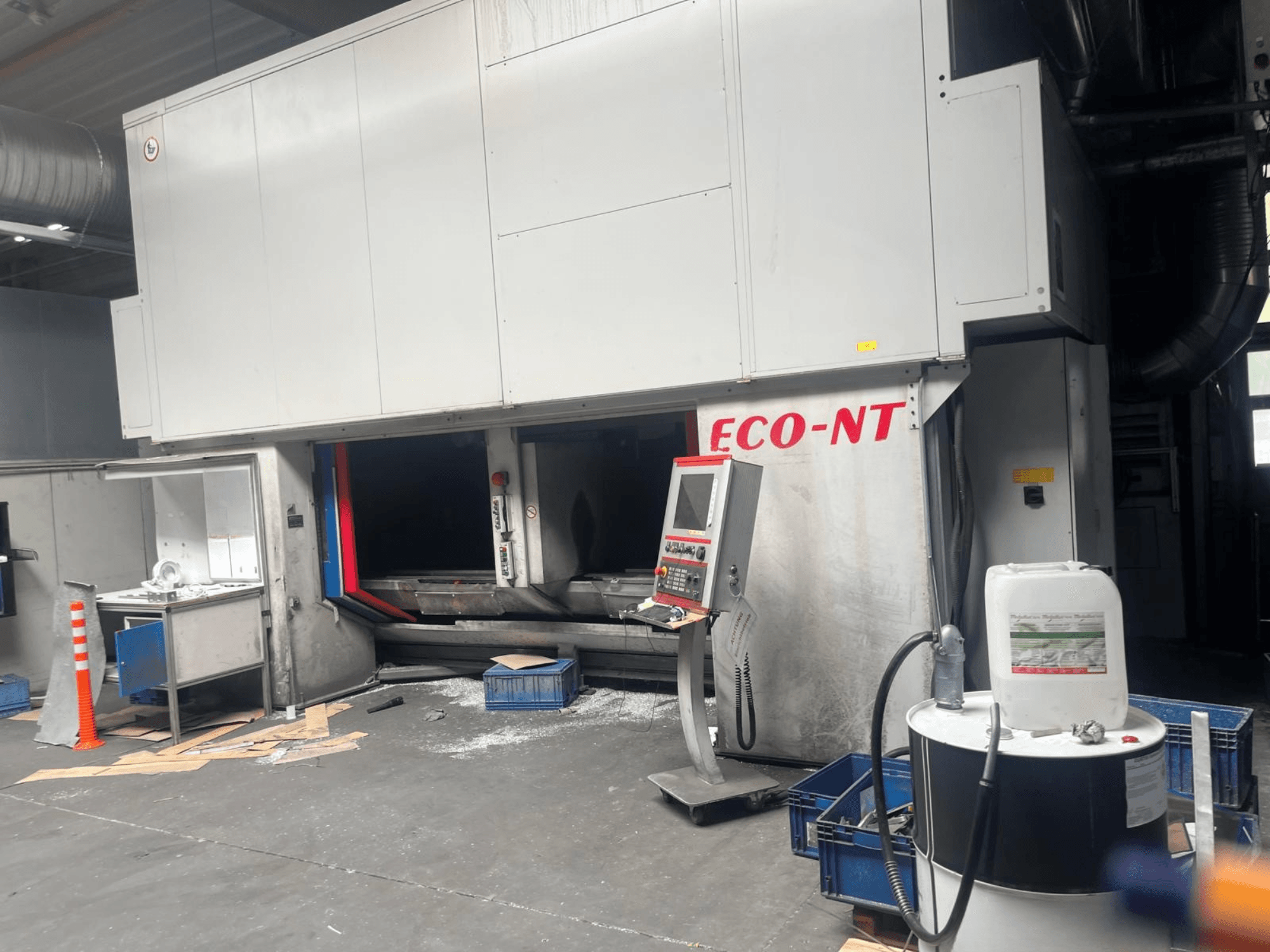 Widok z przodu pionowego centrum obróbczego Hamuel Reichenbacher ECO-NT, przedstawiający panel operatorski, zbiornik płynu chłodzącego oraz obszar roboczy.