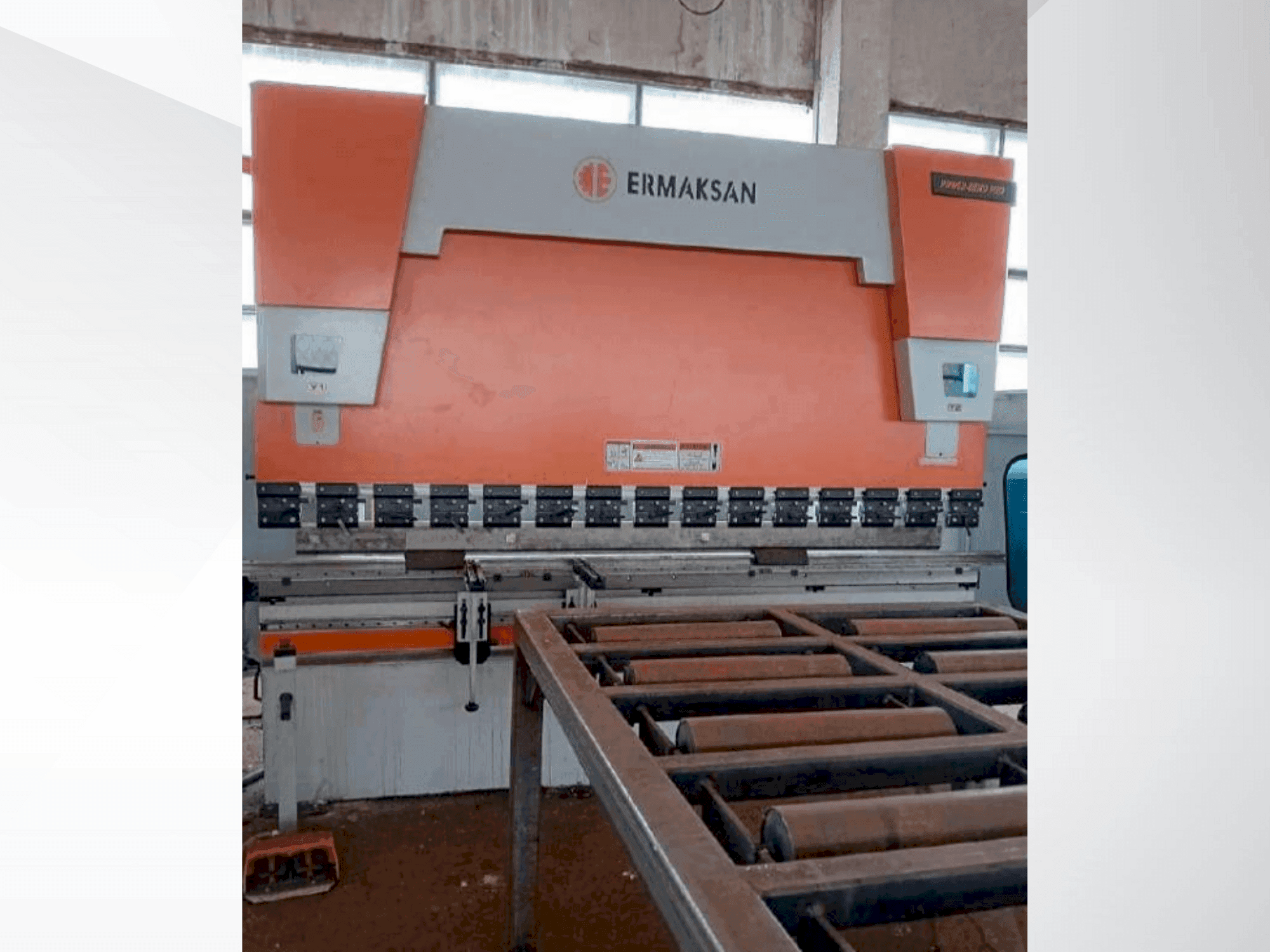 Widok z przodu maszyny ERMAKSAN POWER BEND PRO 3100-175