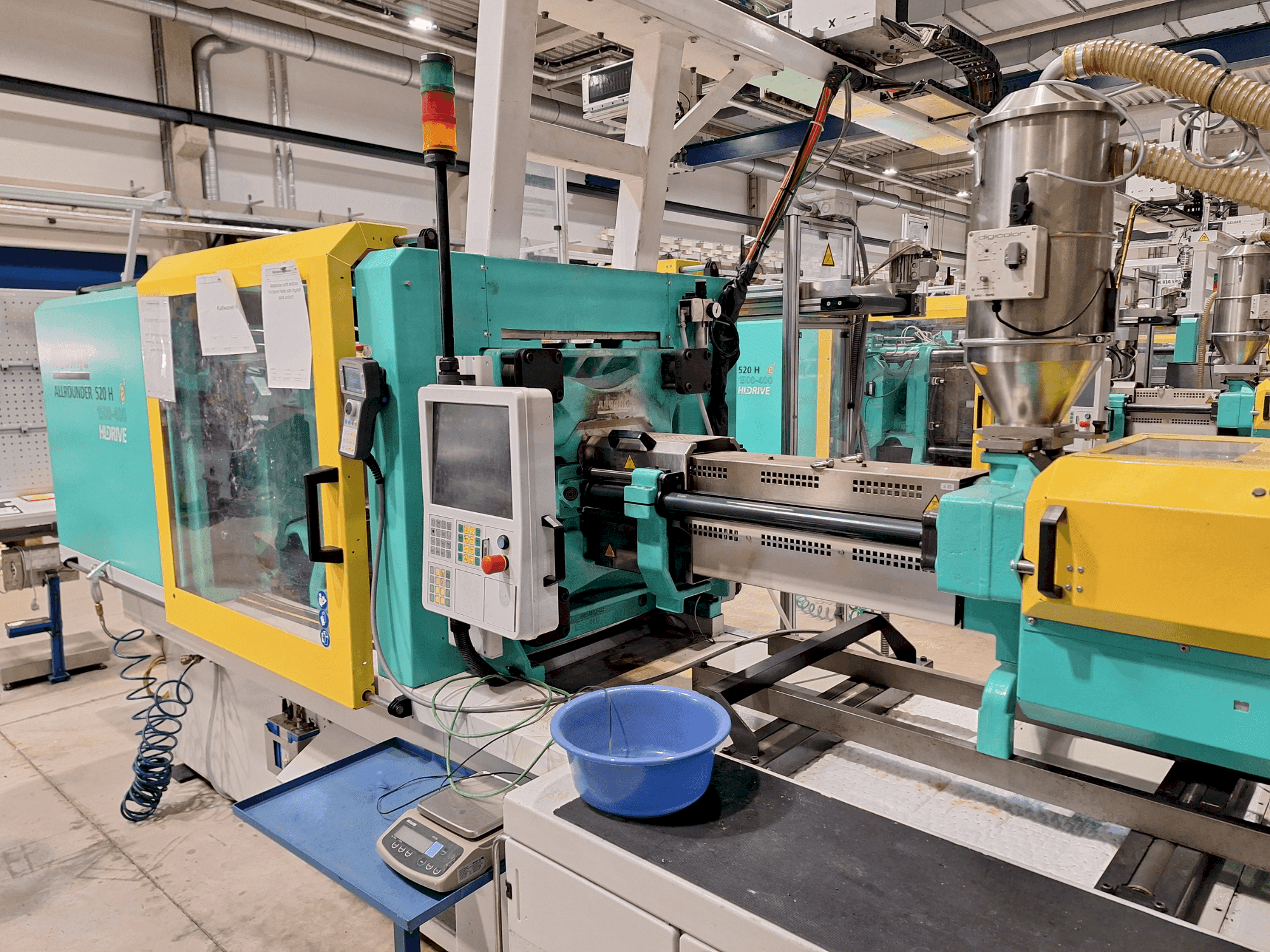 Widok z przodu maszyny Arburg 520 H 1500-400