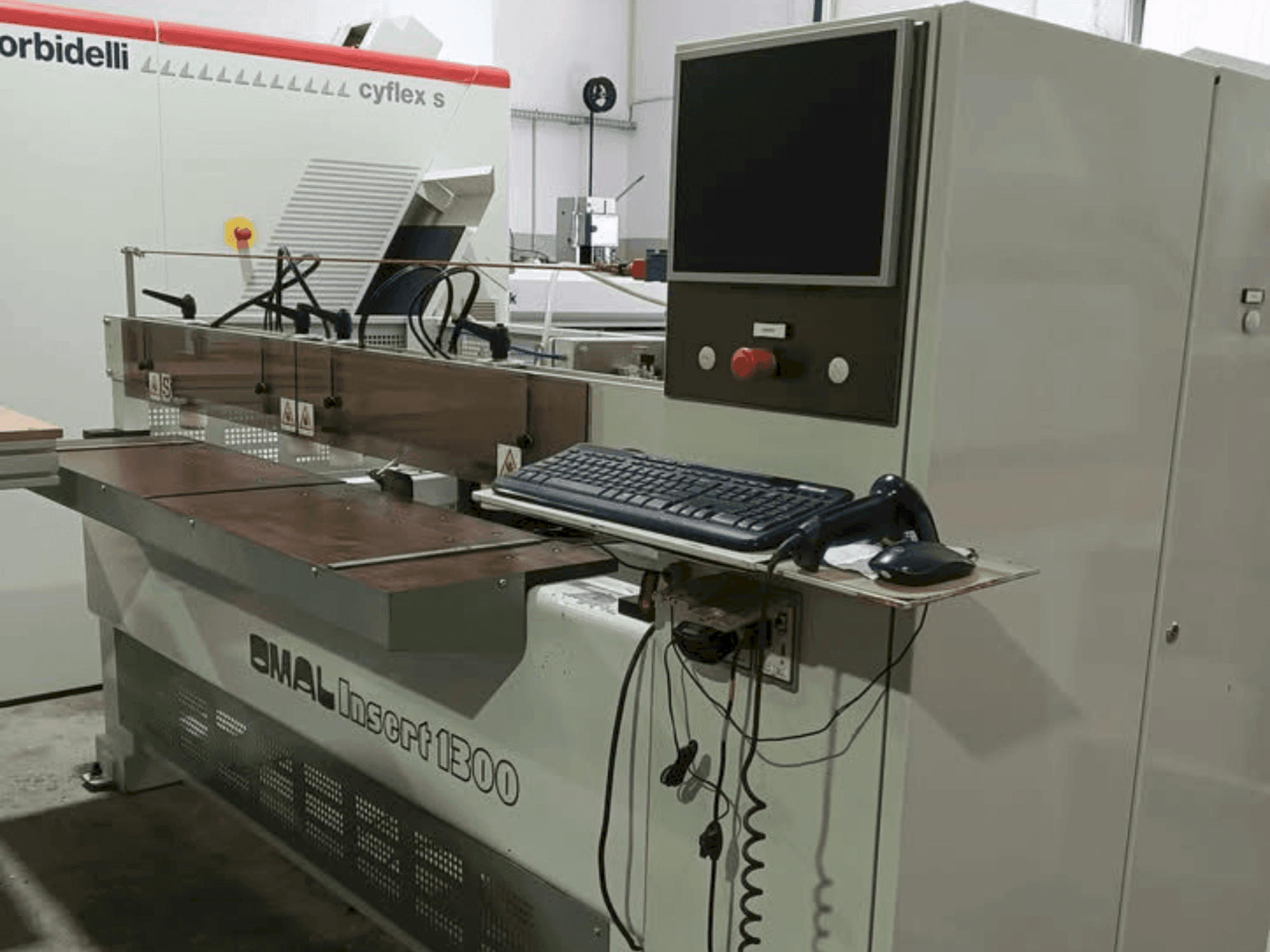 Widok z przodu maszyny OMAL Insert 1300