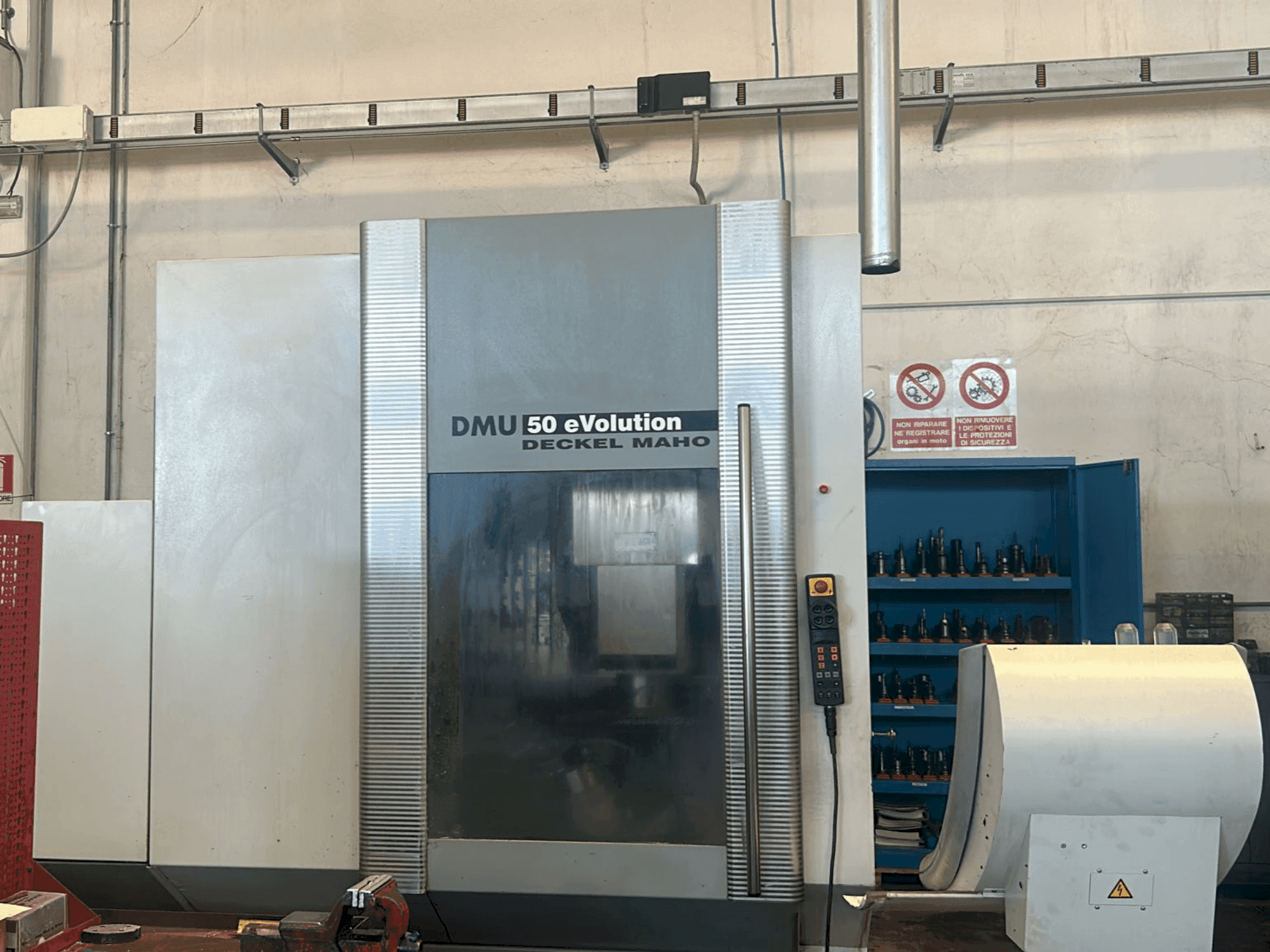 Widok z przodu maszyny DECKEL MAHO DMU 50 Evolution