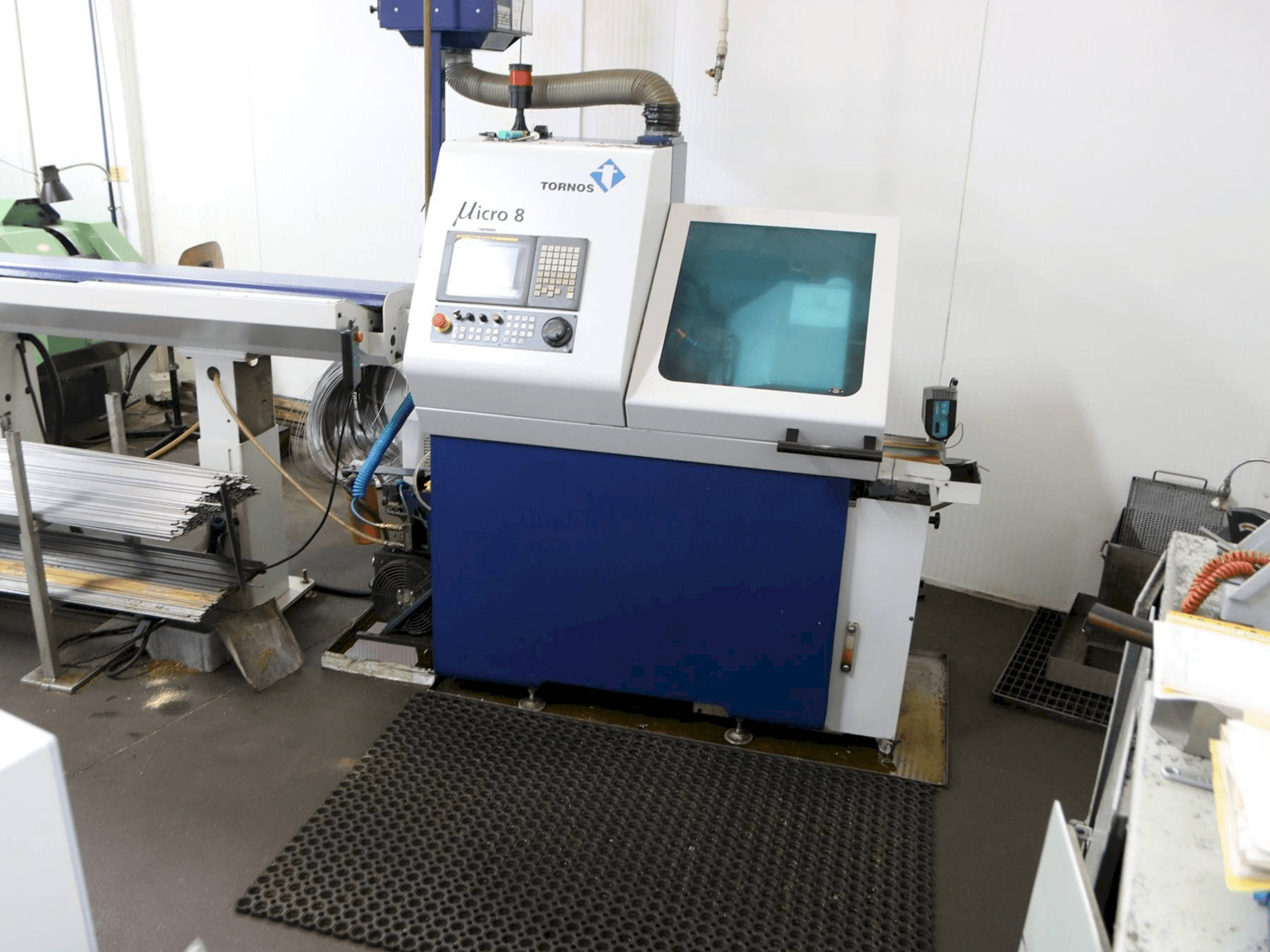 Widok z przodu maszyny Tornos Micro 8
