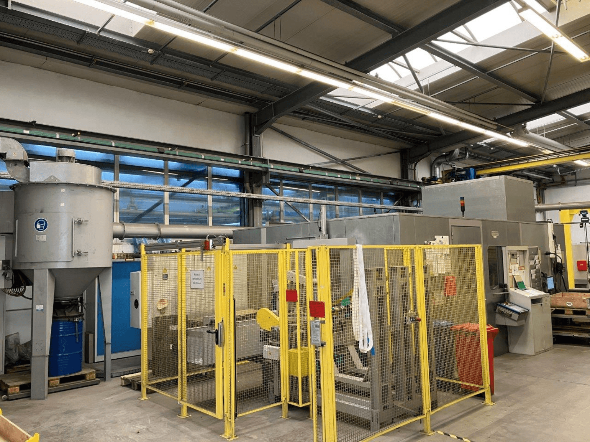 Szlifierka bezkłowa HARALD BAUGMARTEN TM 400 S, widok z przodu z widoczną obudową bezpieczeństwa i systemem odsysania.