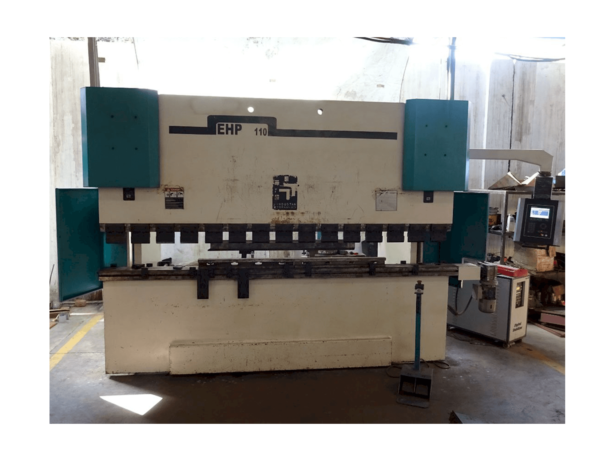 Widok z przodu maszyny Hindustan Hydraulics EHP 110