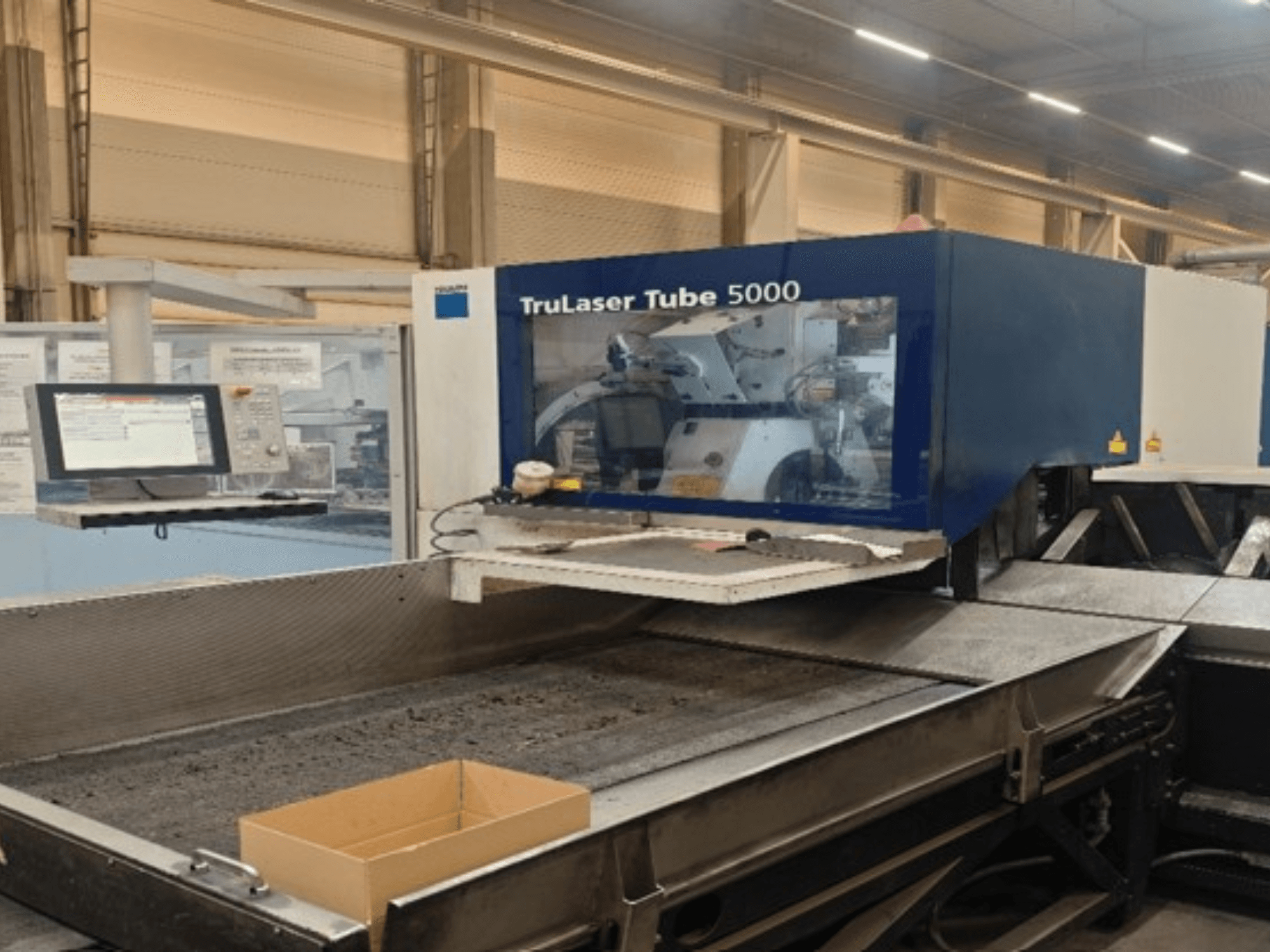 TRUMPF TruLaser Tube 5000 – widok z przodu, przedstawiający panel sterowania oraz obszar cięcia, umożliwiający precyzyjne operacje cięcia rur.