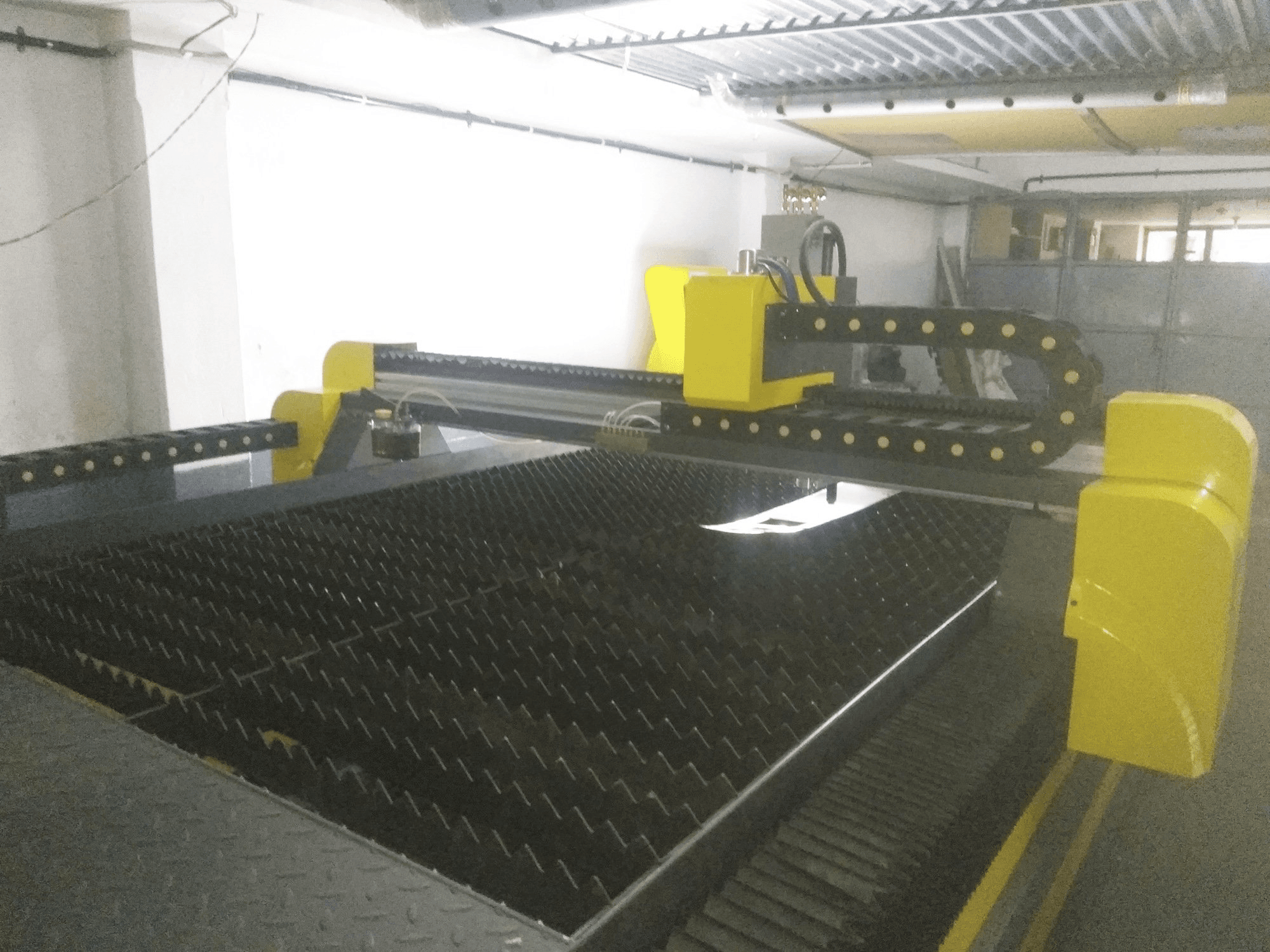 Widok z prawej maszyny Hypertherm INTECUT-HT