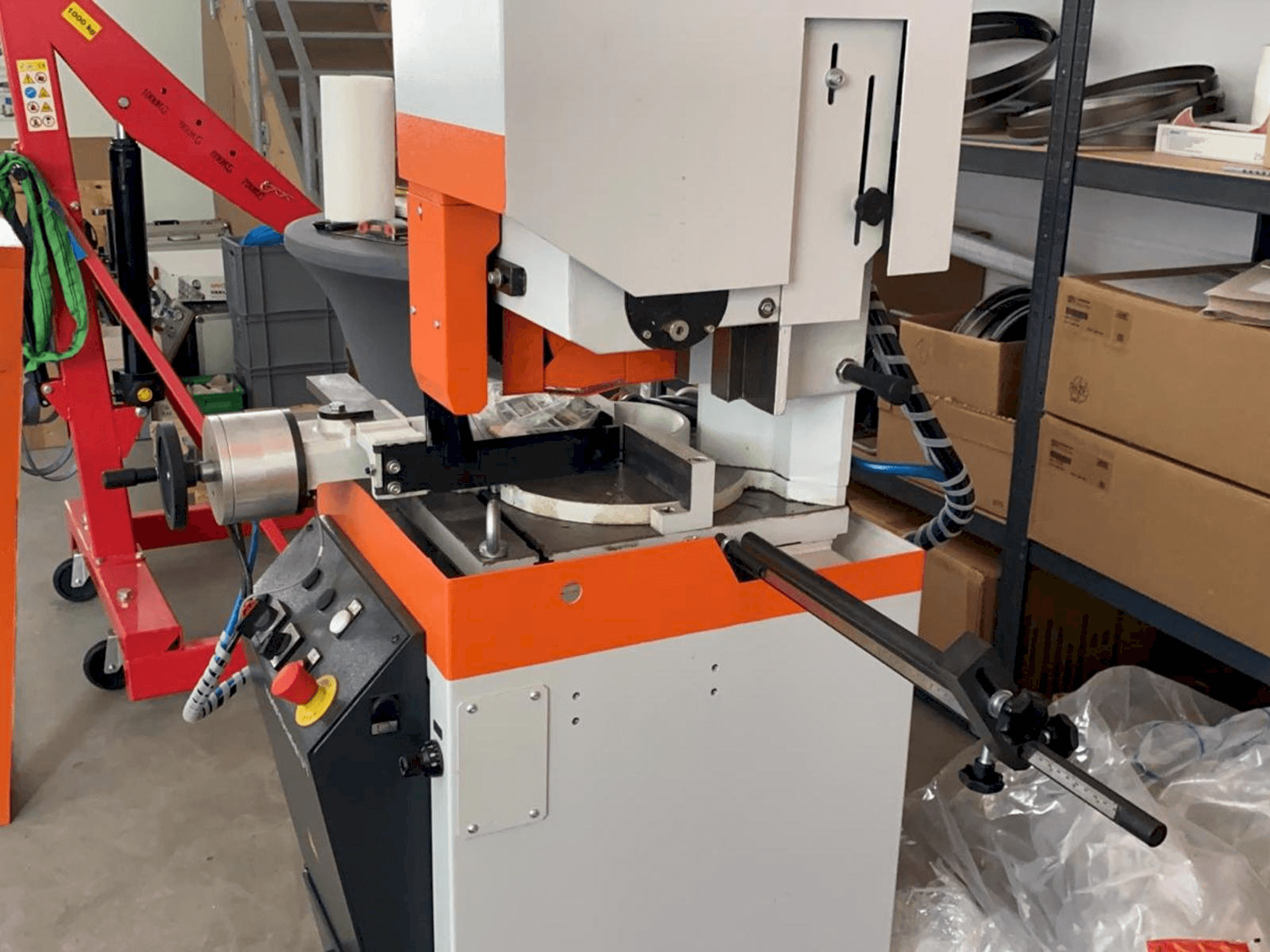 Widok lewej strony maszyny KASTO Radial U7