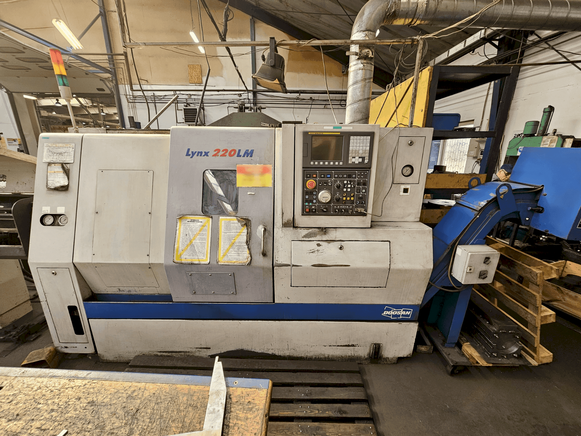 Widok z przodu maszyny DOOSAN LYNX 220LMA