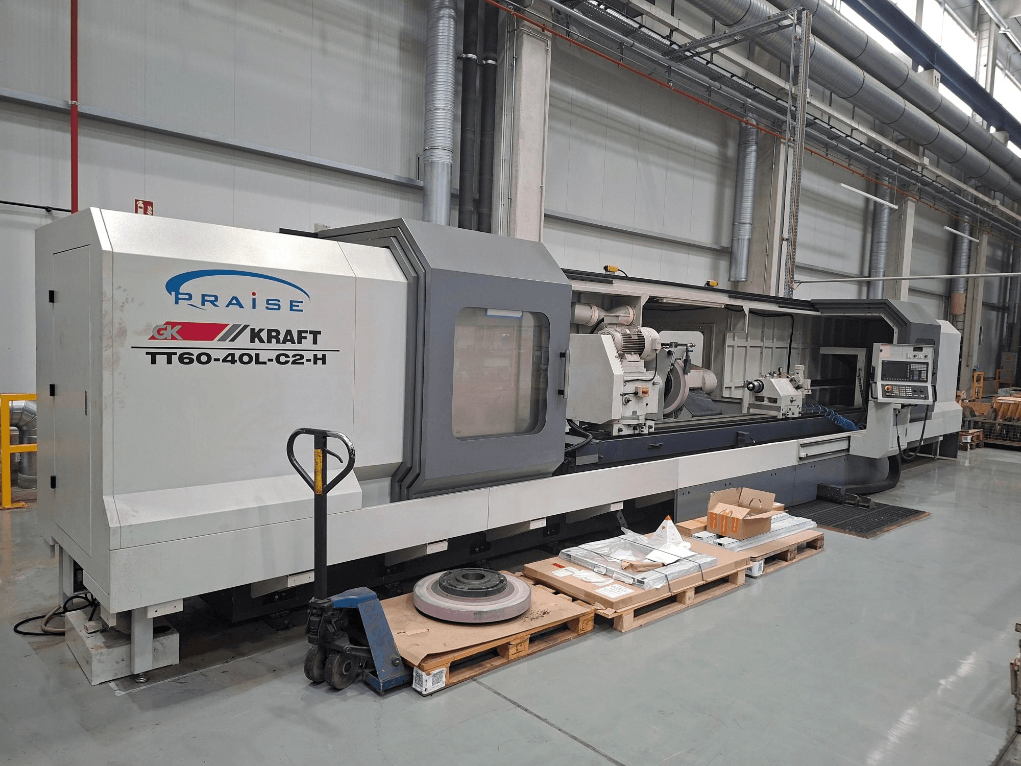 Szlifierka cylindryczna KRAFT TT60-40L-C2-H, widok z boku, przedstawiająca elementy sterujące i ściernicę w warunkach warsztatowych.