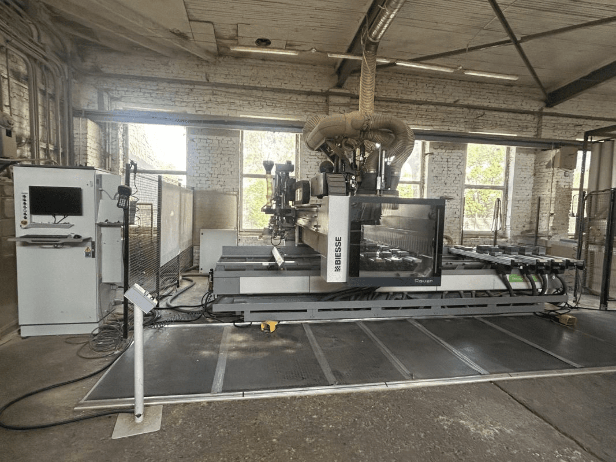 Centrum obróbcze CNC BIESSE Rover A Edge 1643, widok z przodu, przedstawiający panel sterowania, stół roboczy oraz otoczenie przemysłowe.