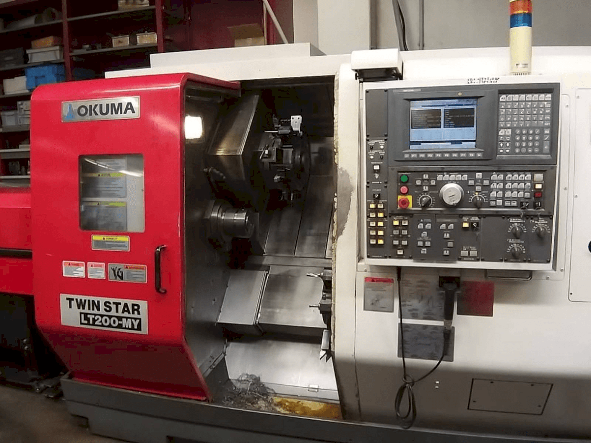 Widok z przodu maszyny Okuma Twin Star LT200-MY
