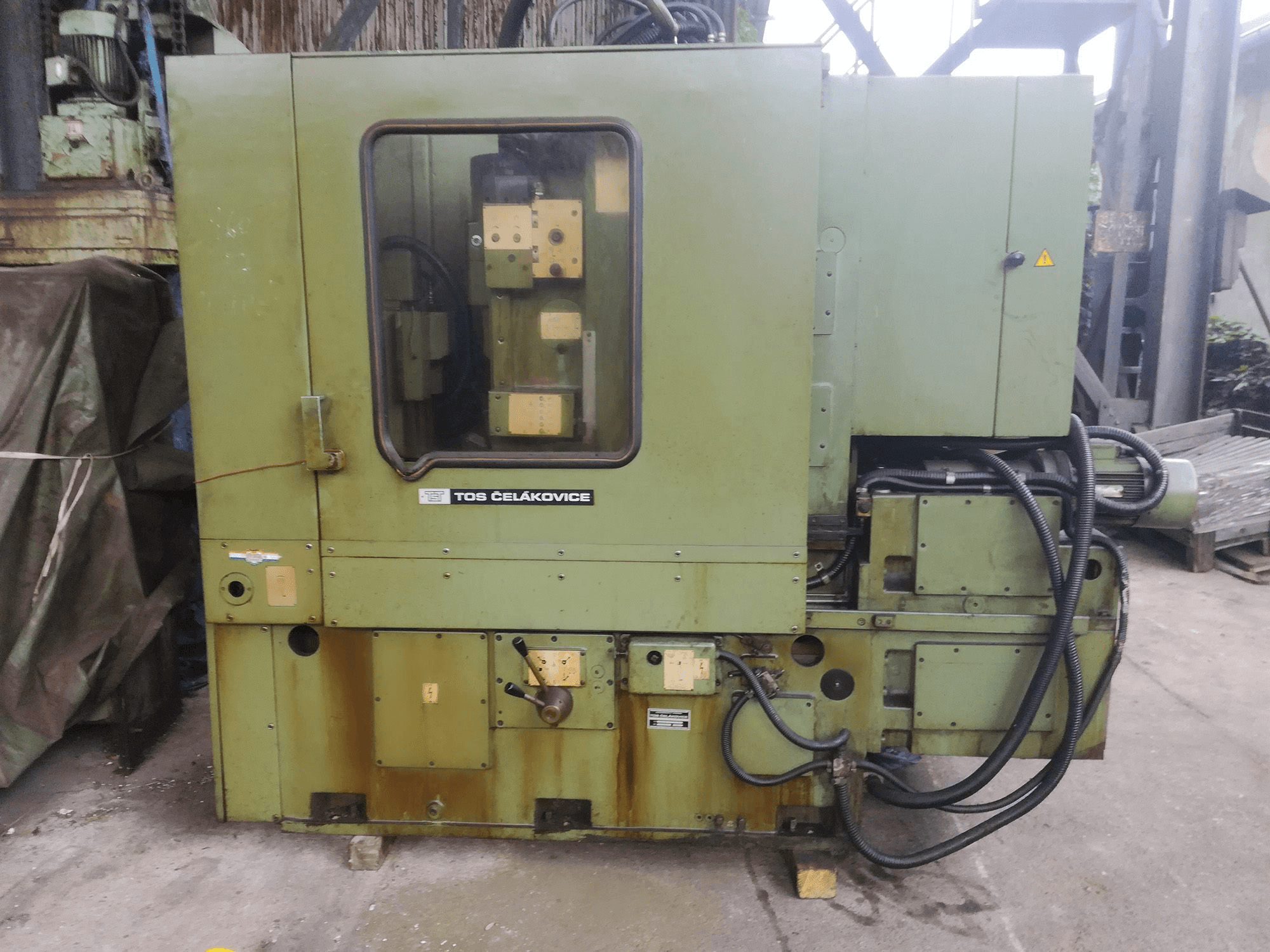 Widok z przodu maszyny TOS OHA 16B