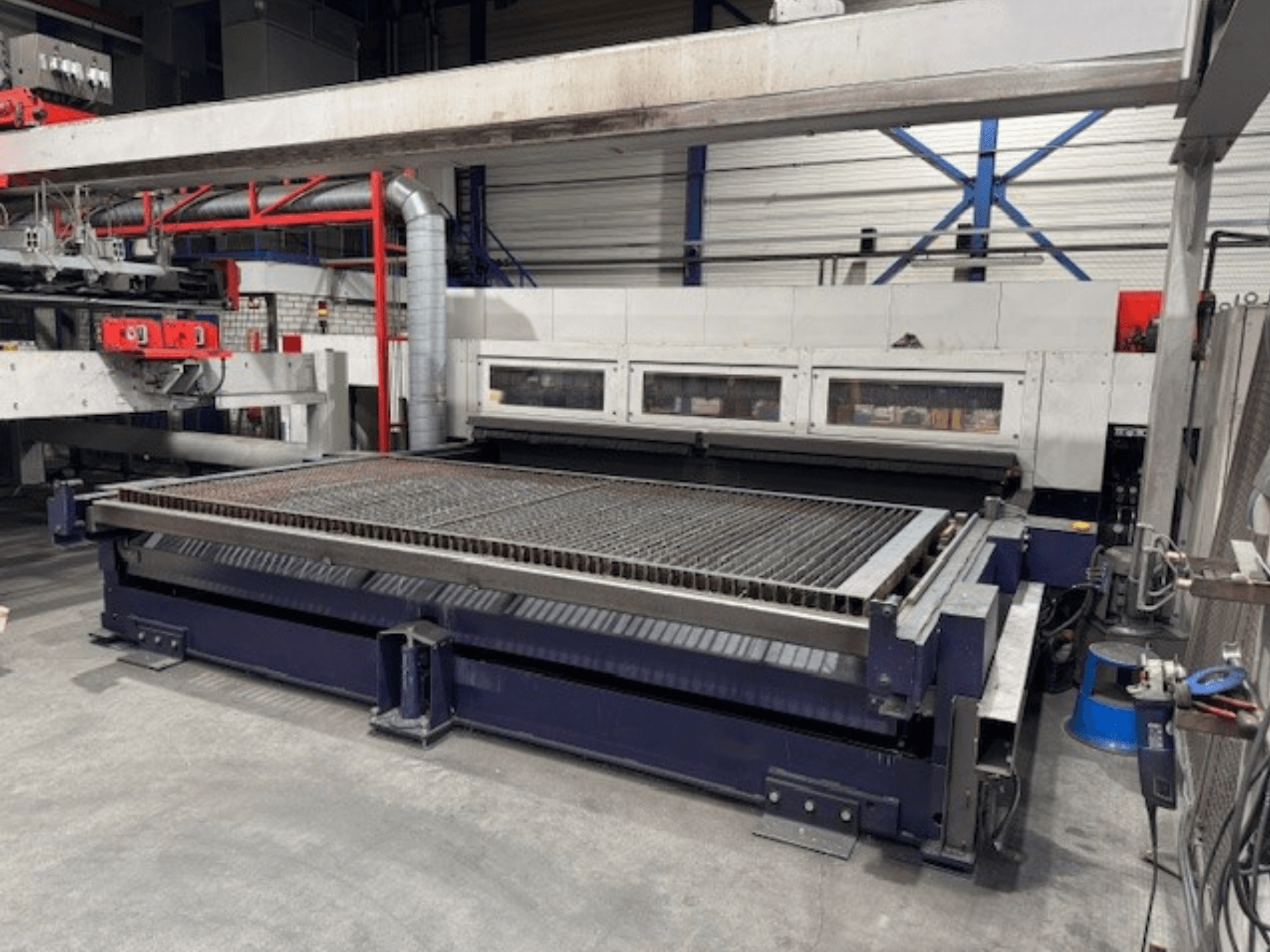 Wycinarka laserowa CO2 Bystronic BySpeed 4020 w widoku z przodu, z przestronnym stołem do cięcia i komponentami mechanicznymi.