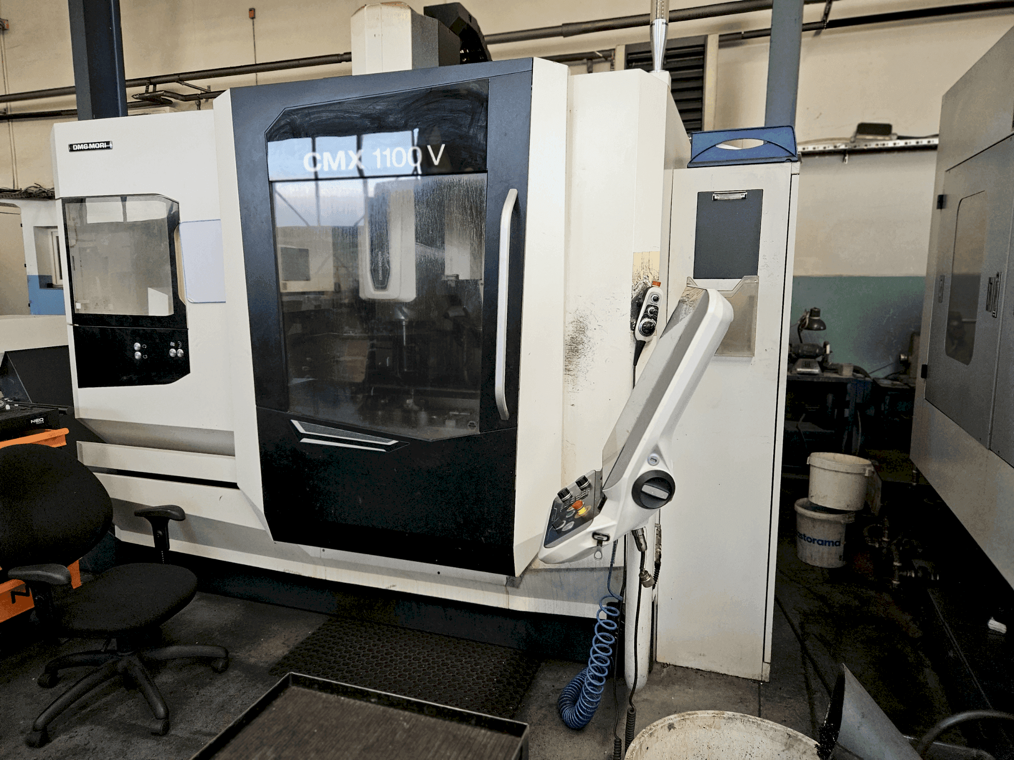 Widok z przodu maszyny DMG CMX 1100V