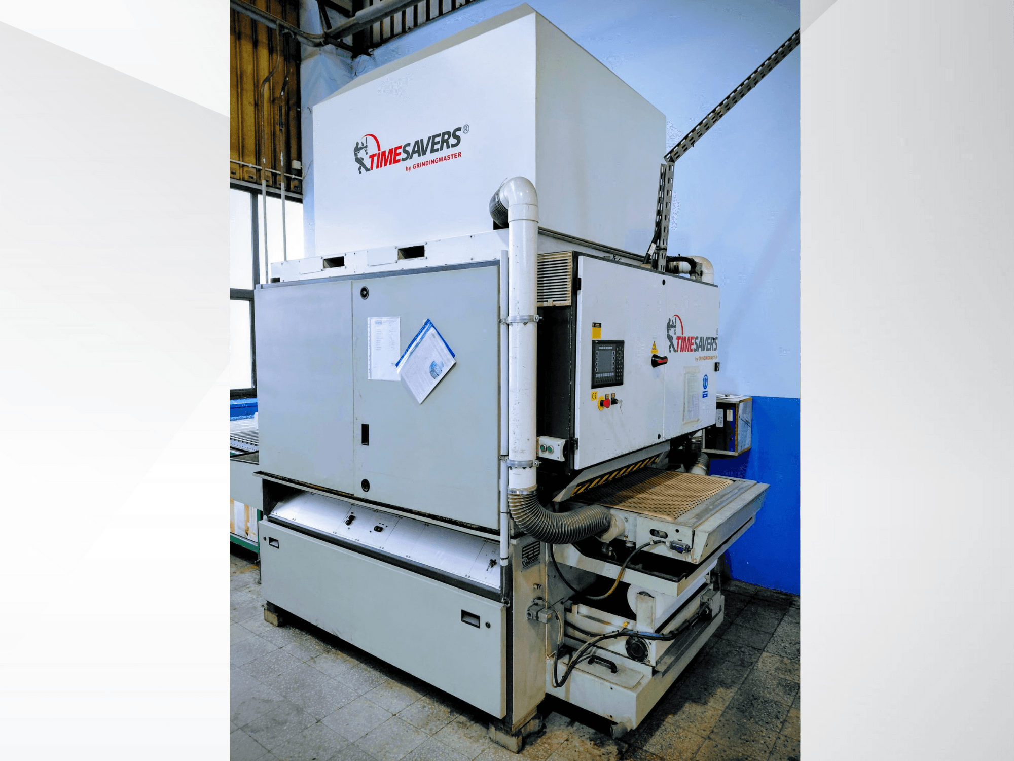 Szlifierka przemysłowa Timesavers, widok z przodu. Posiada elementy sterujące, odsysanie pyłu i regulowane łoże szlifierskie zapewniające precyzję.