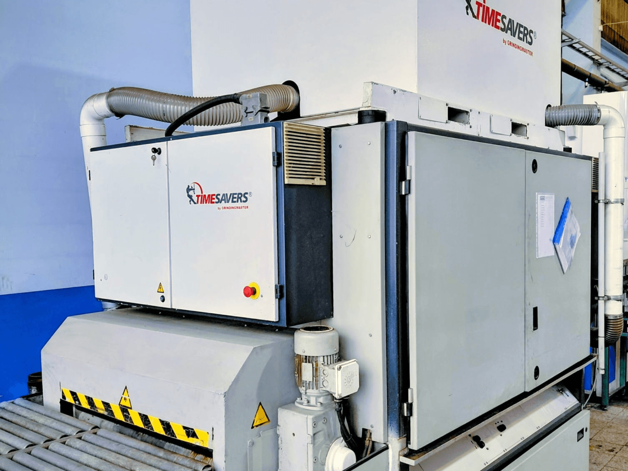 Szlifierka przemysłowa TIME SAVERS, widok z boku, wyposażona w regulowany wałek, panel sterowania i system odsysania pyłu.