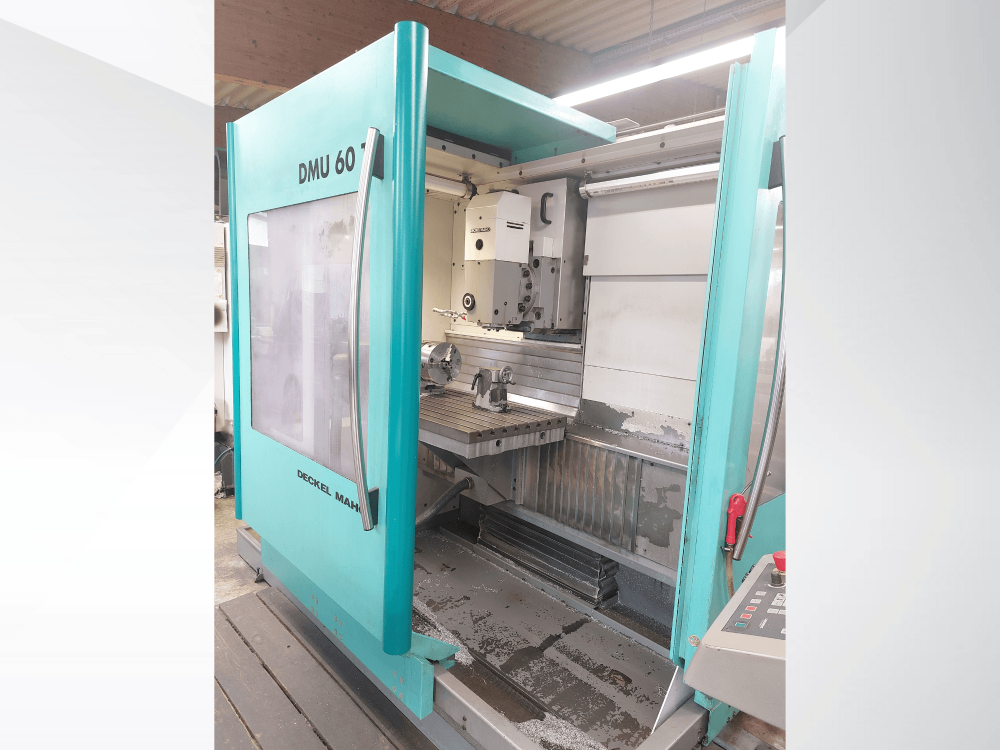Maszyna CNC Deckel MAHO DMU 60, widok z przodu. Widoczny panel sterowania i stół frezarski z ustawieniem obrabianego przedmiotu.