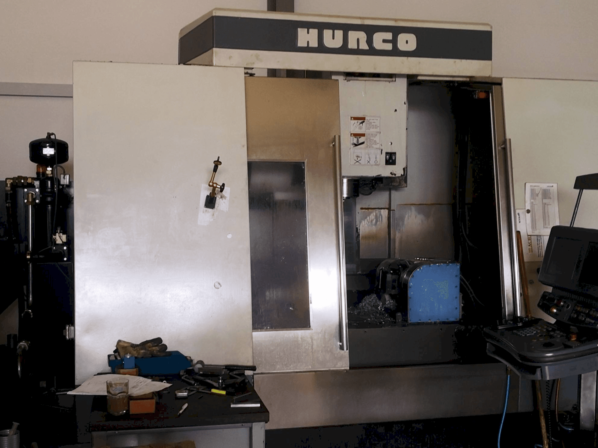 Widok z przodu maszyny Hurco VM 50/40T