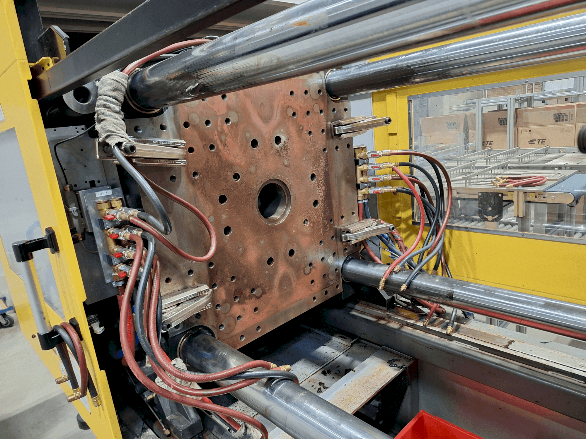 Widok z przodu maszyny FANUC Roboshot S220iA