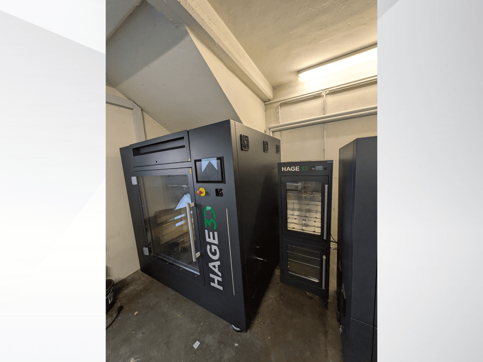 Drukarka 3D HAGE 3D Precision One z tworzywa sztucznego, widok z boku, z przezroczystymi drzwiczkami i panelem sterowania, z miejscem do przechowywania obok.
