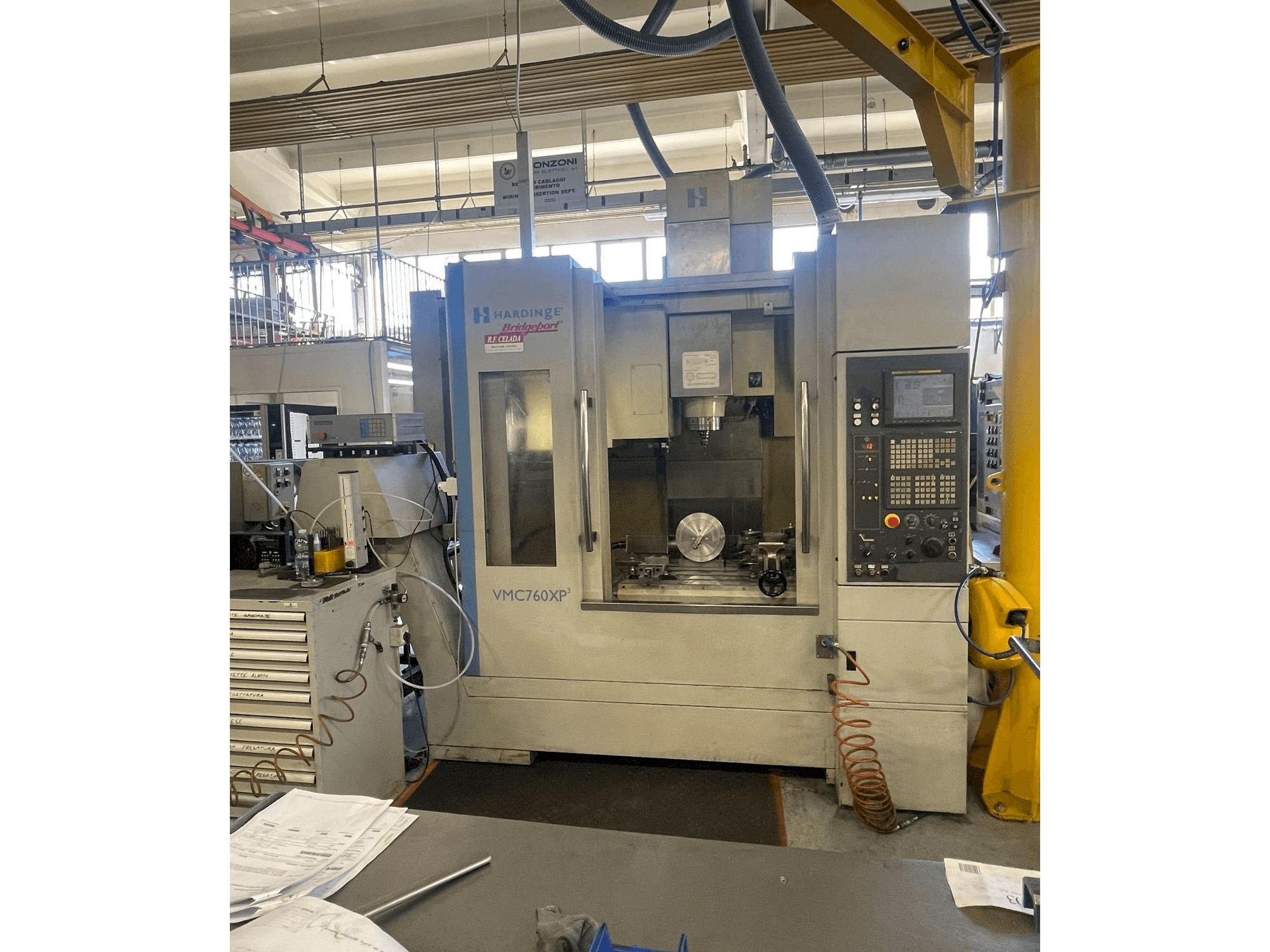 Widok z przodu maszyny HARDINGE Bridgeport VMC 760 XP3