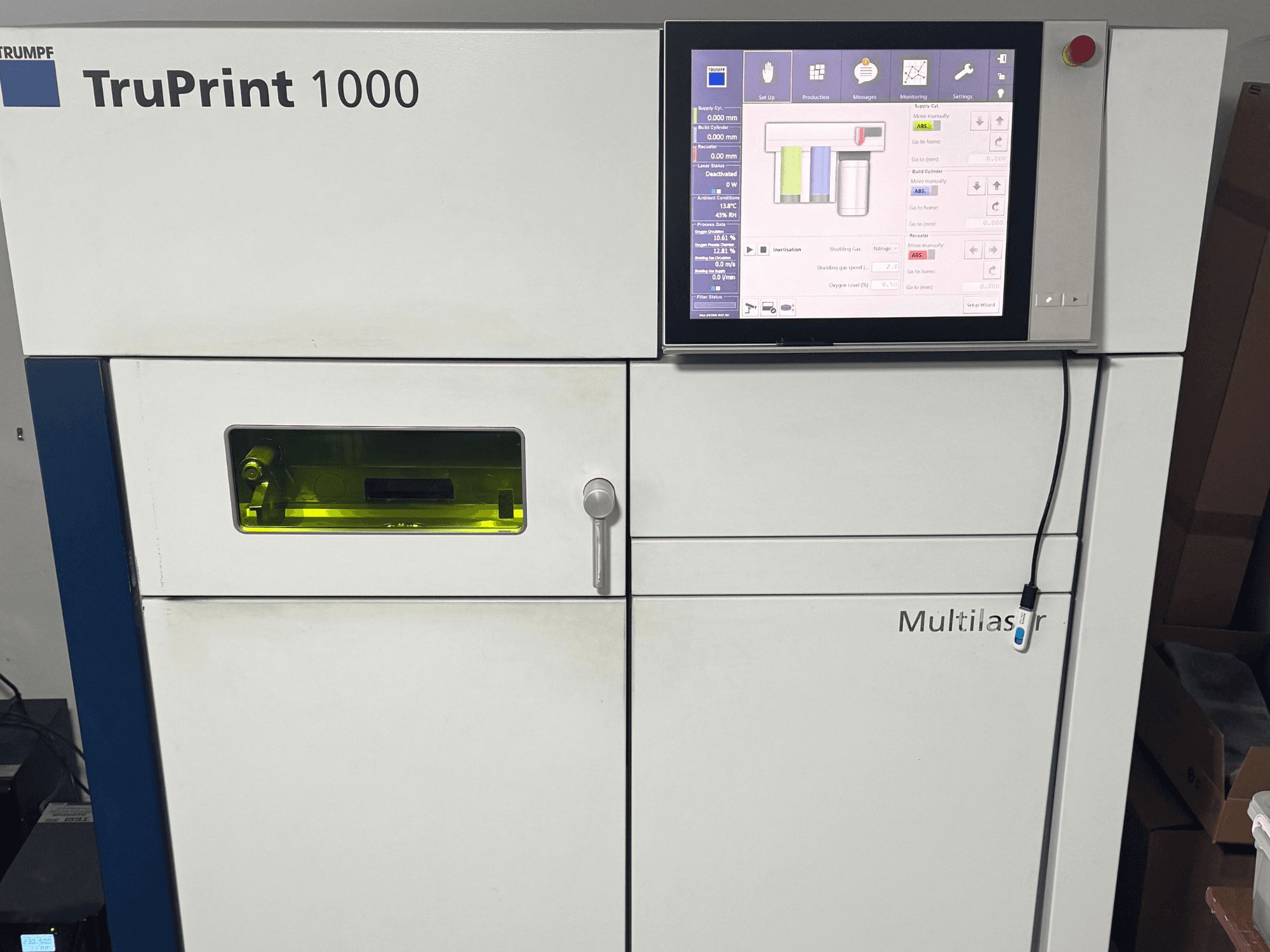 TruPrint 1000 firmy Trumpf, widok z przodu, z cyfrowym panelem sterowania i przezroczystym oknem inspekcyjnym do monitorowania.