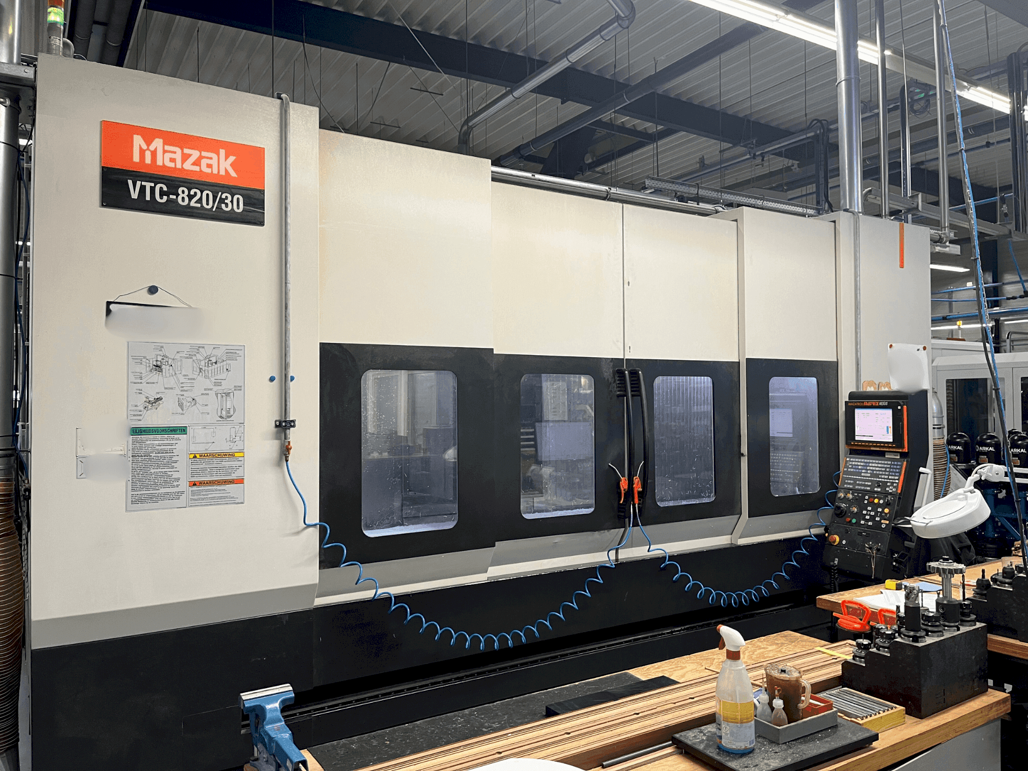 Widok z przodu maszyny Mazak VTC-820/30