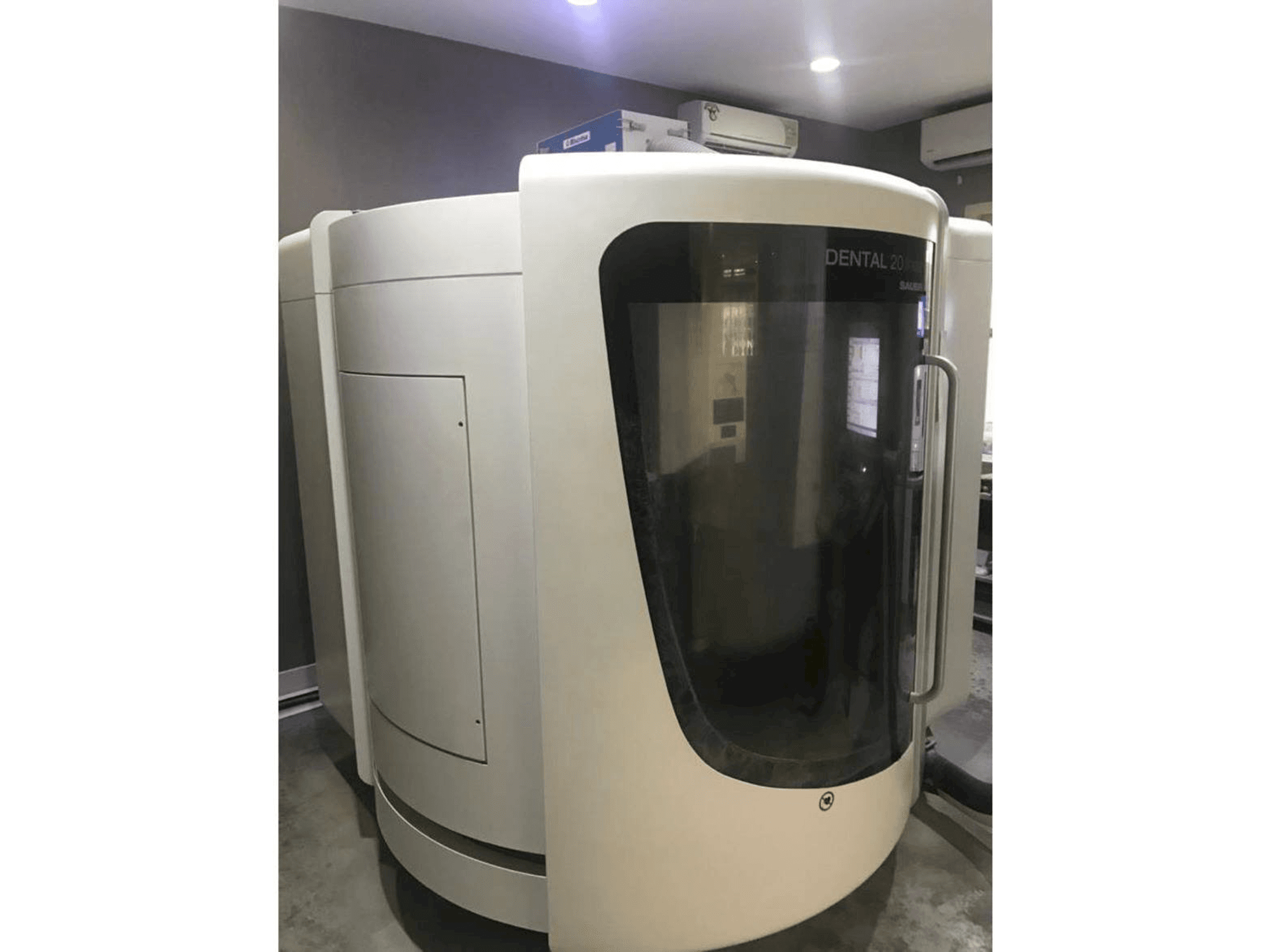 Widok z przodu maszyny DMG Mori Seiki HSC 20 Linear Dental Sauer