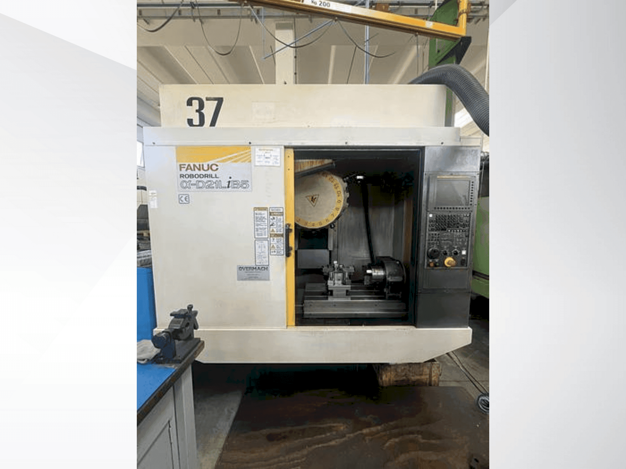 Widok z przodu maszyny FANUC Robodrill α-D21LiB5
