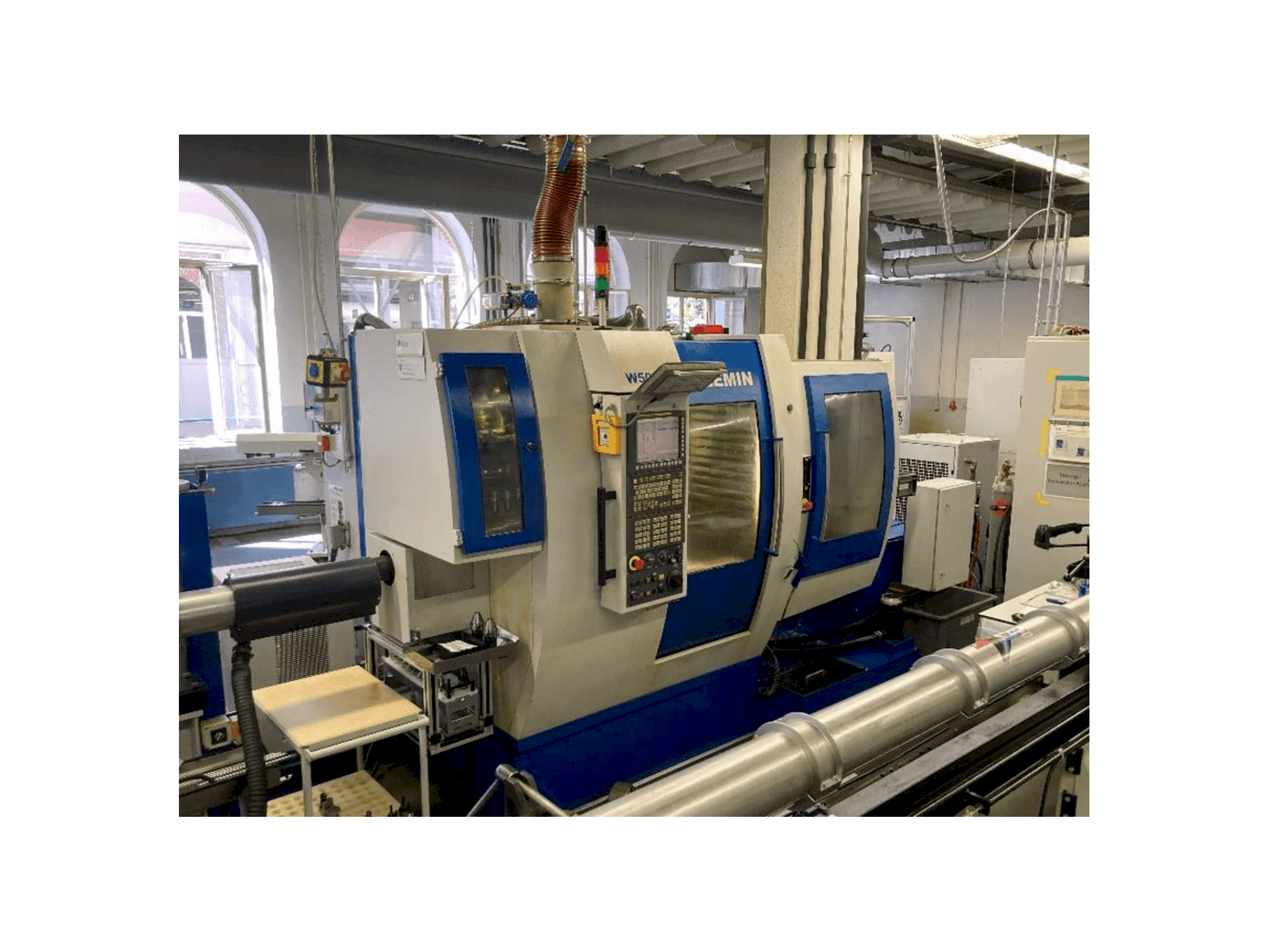 Widok z przodu maszyny Willemin-Macodel W508MT