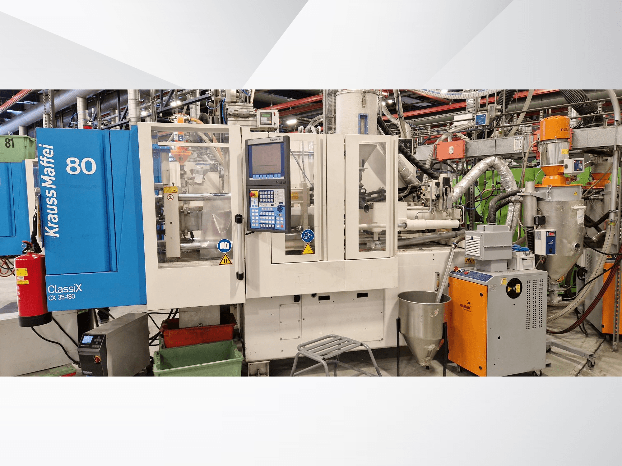 Hydrauliczna wtryskarka Krauss Maffei ClassiX CX 35-180, widok z przodu, widoczny panel sterowania i wyposażenie dodatkowe.