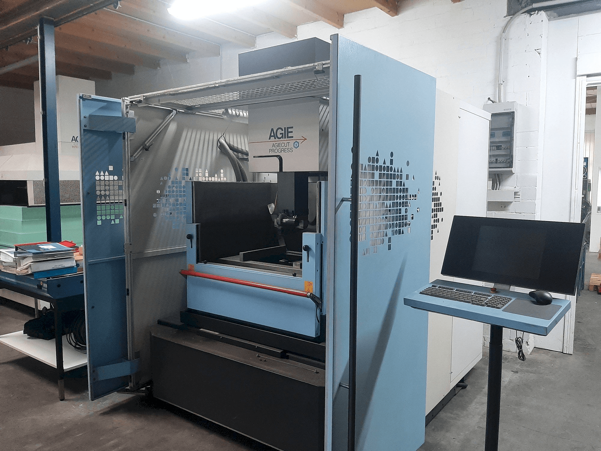 Widok z przodu maszyny AGIE Agiecut Progress 3