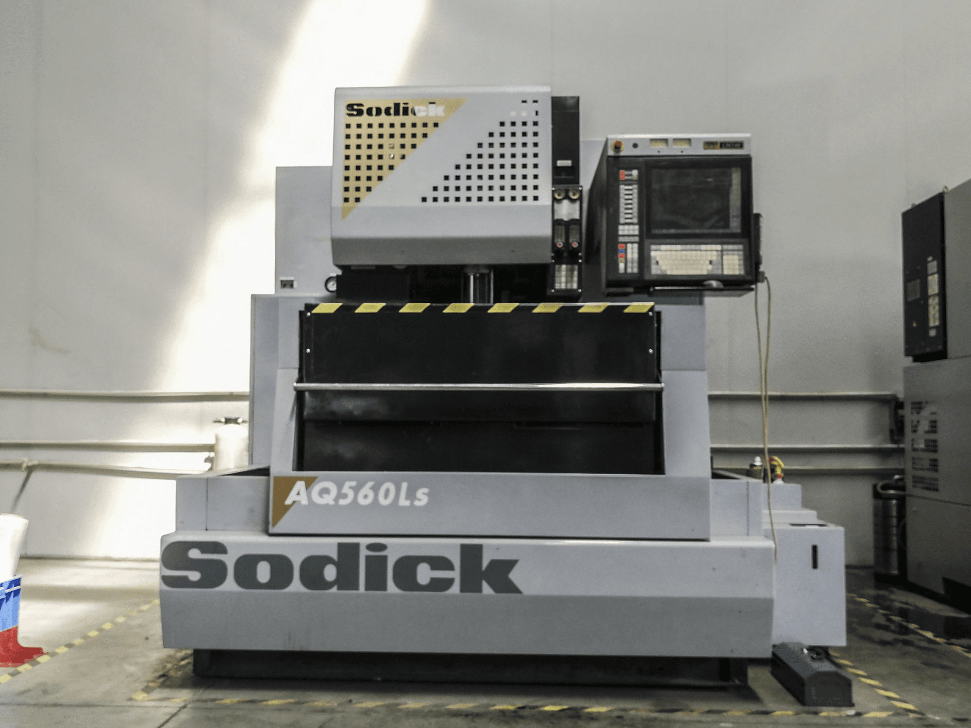 Widok z przodu maszyny Sodick AQ560LS
