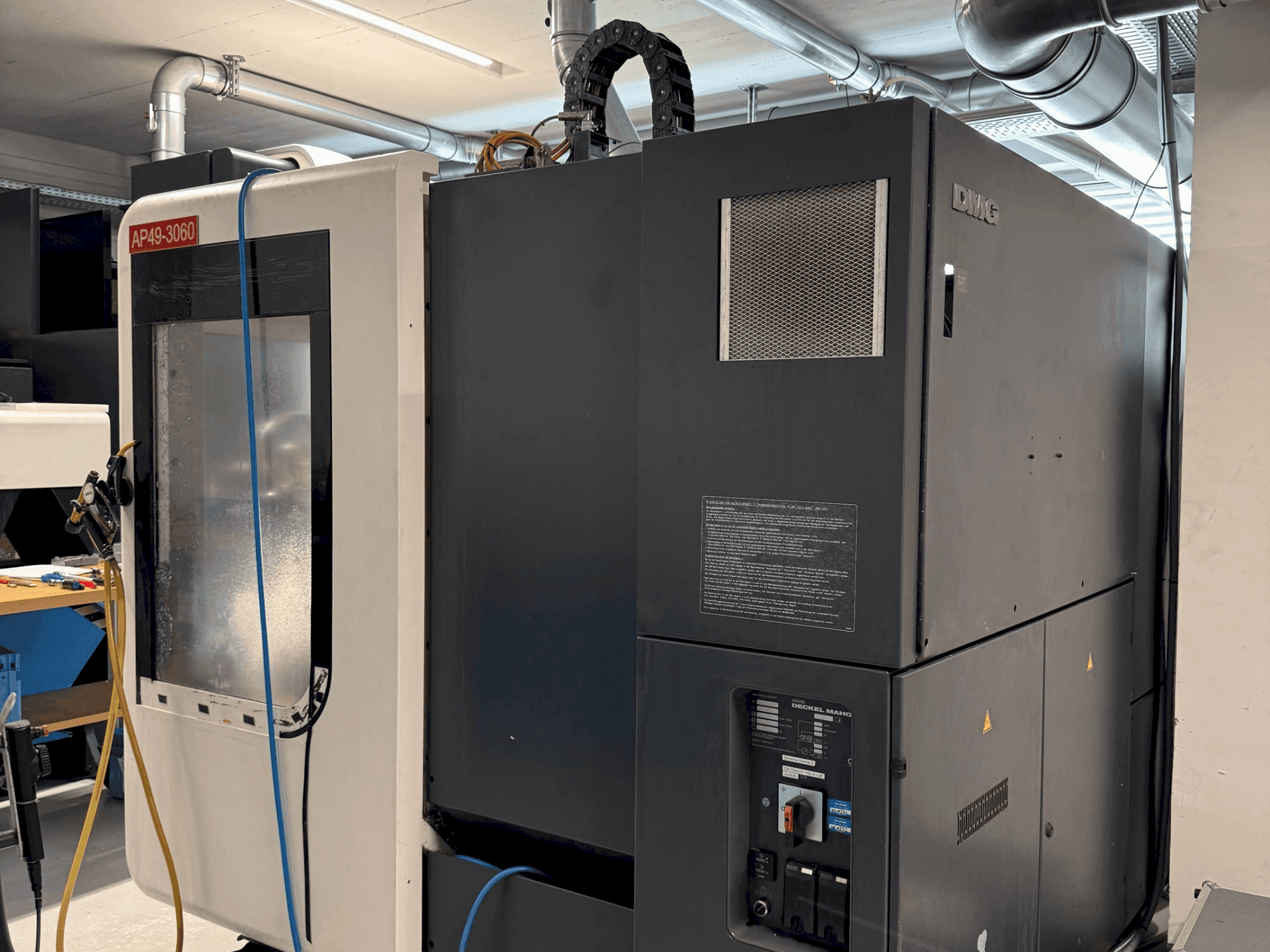 Widok z przodu maszyny DMG DECKEL MAHO DMU 70 Evolution linear
