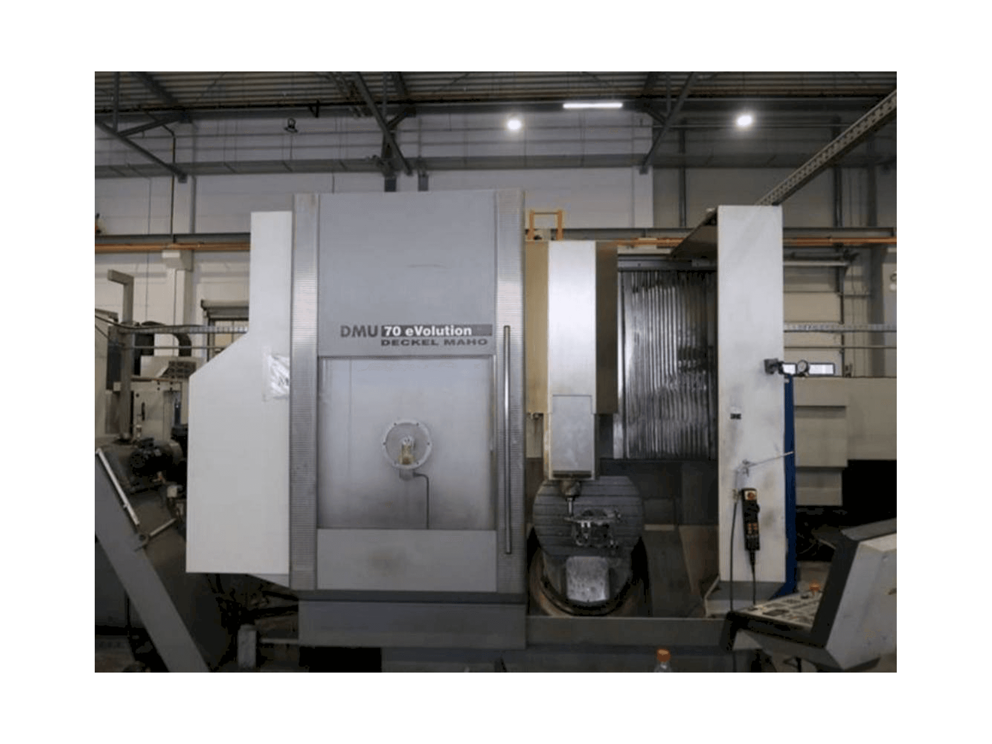 Widok z przodu maszyny DECKEL MAHO DMU 70 eVolution
