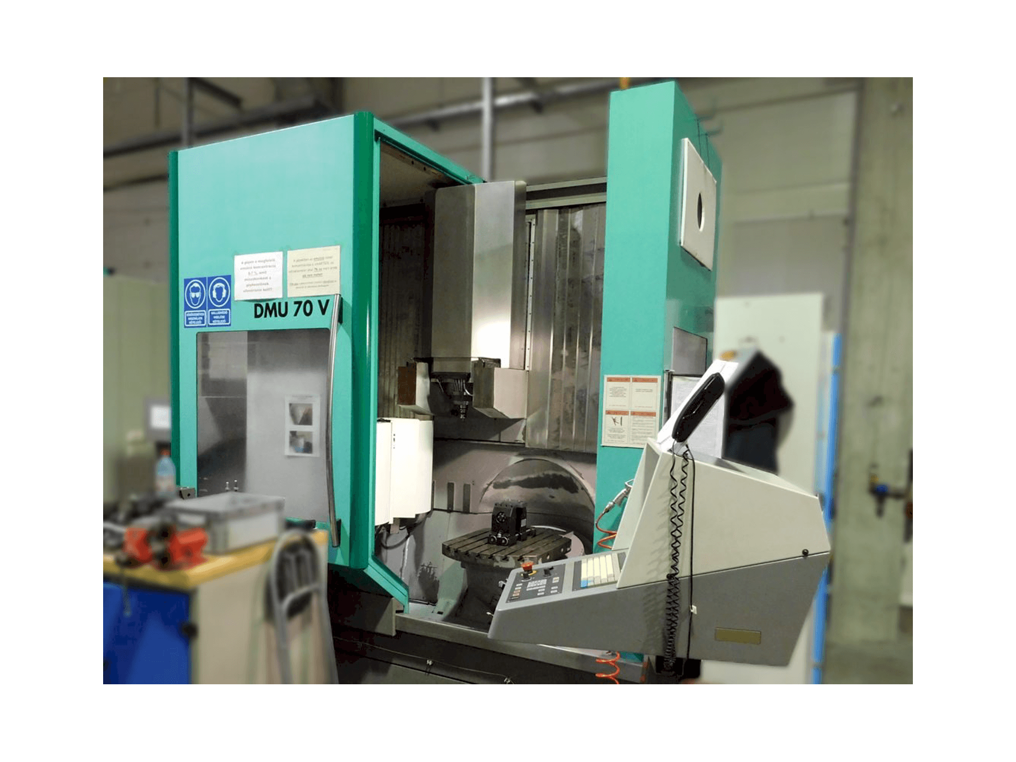 Widok z przodu maszyny DMG DMU 70 V