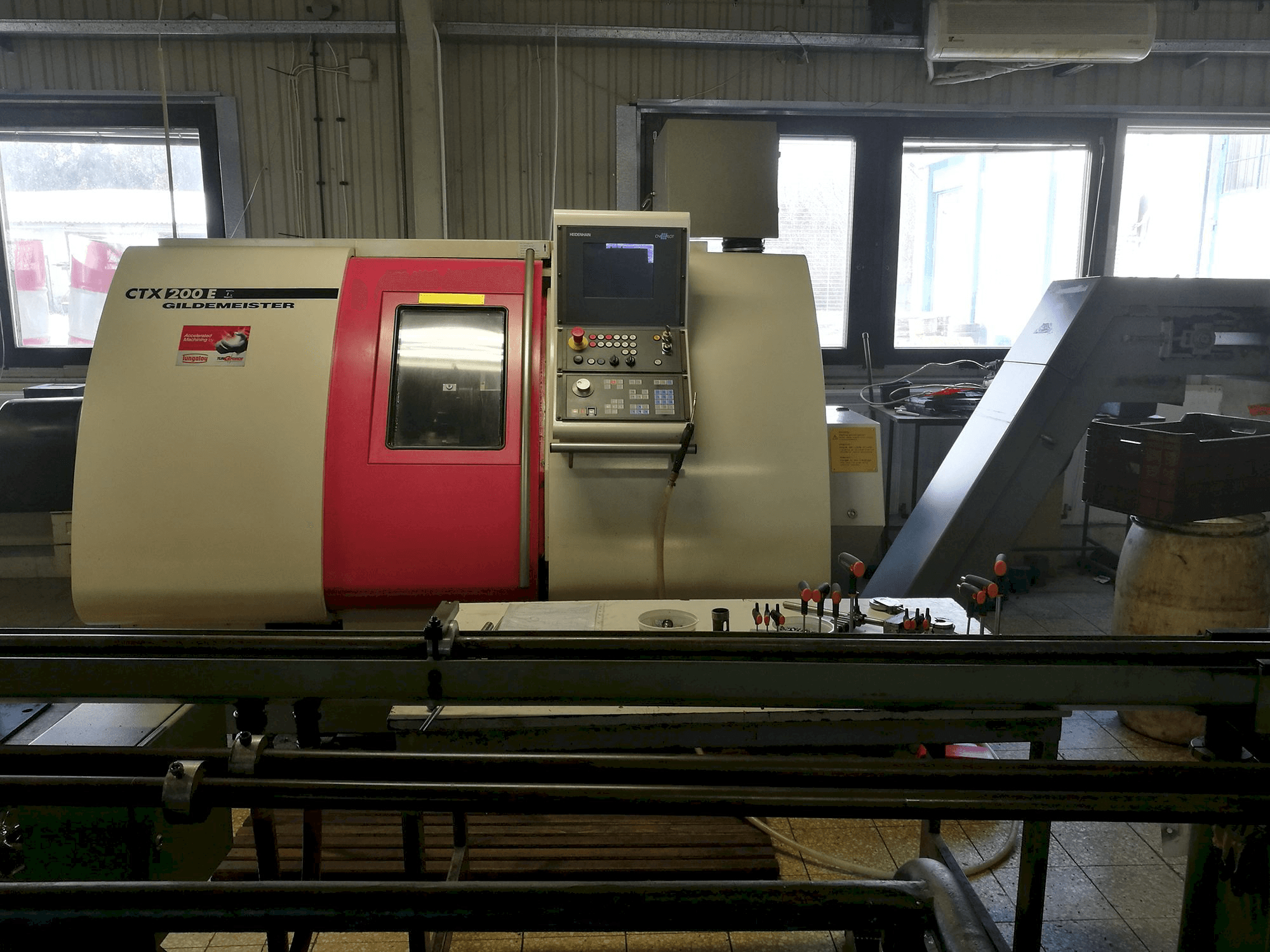 Widok z przodu maszyny Gildemeister CTX 200 E