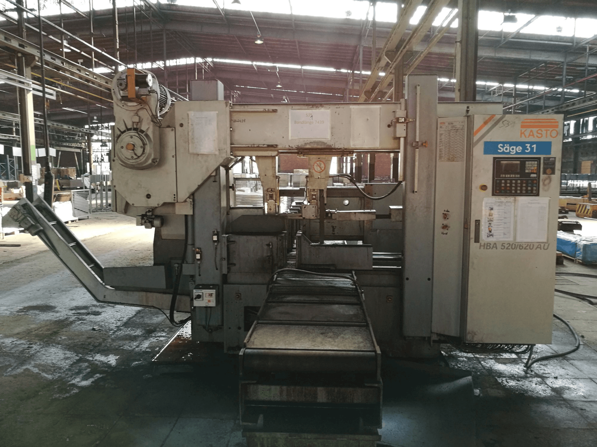 Widok z przodu maszyny KASTO HBA 520/620 AU