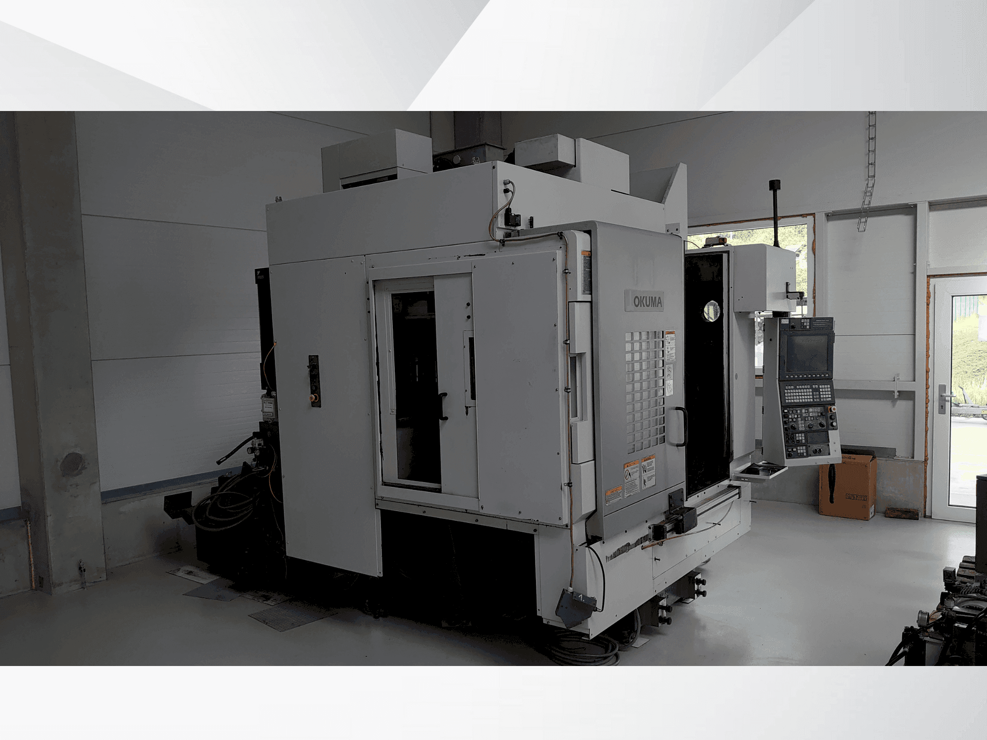 Widok z przodu maszyny Okuma MU-400VA