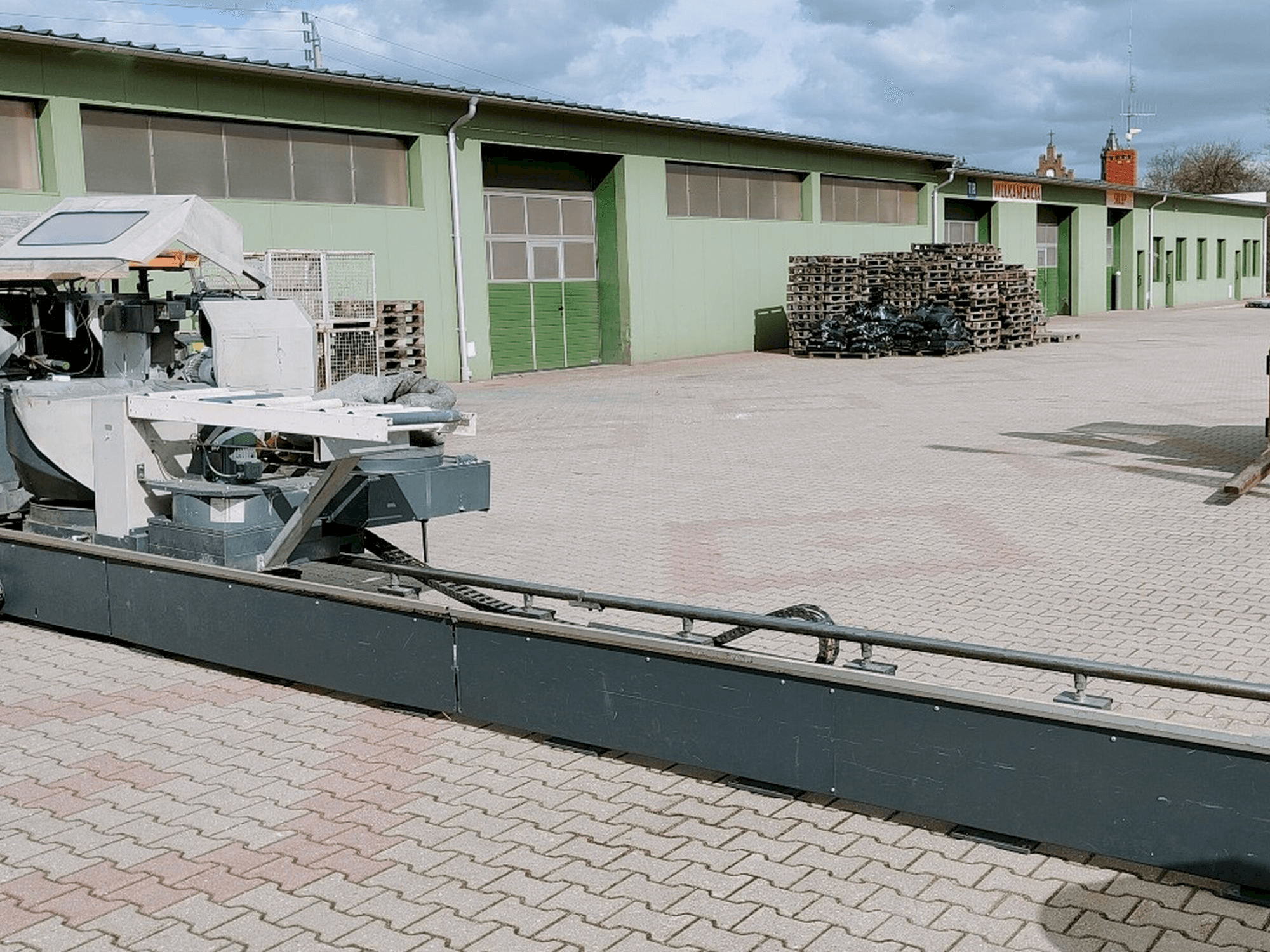 Widok z przodu maszyny Elumatec DG 244/2