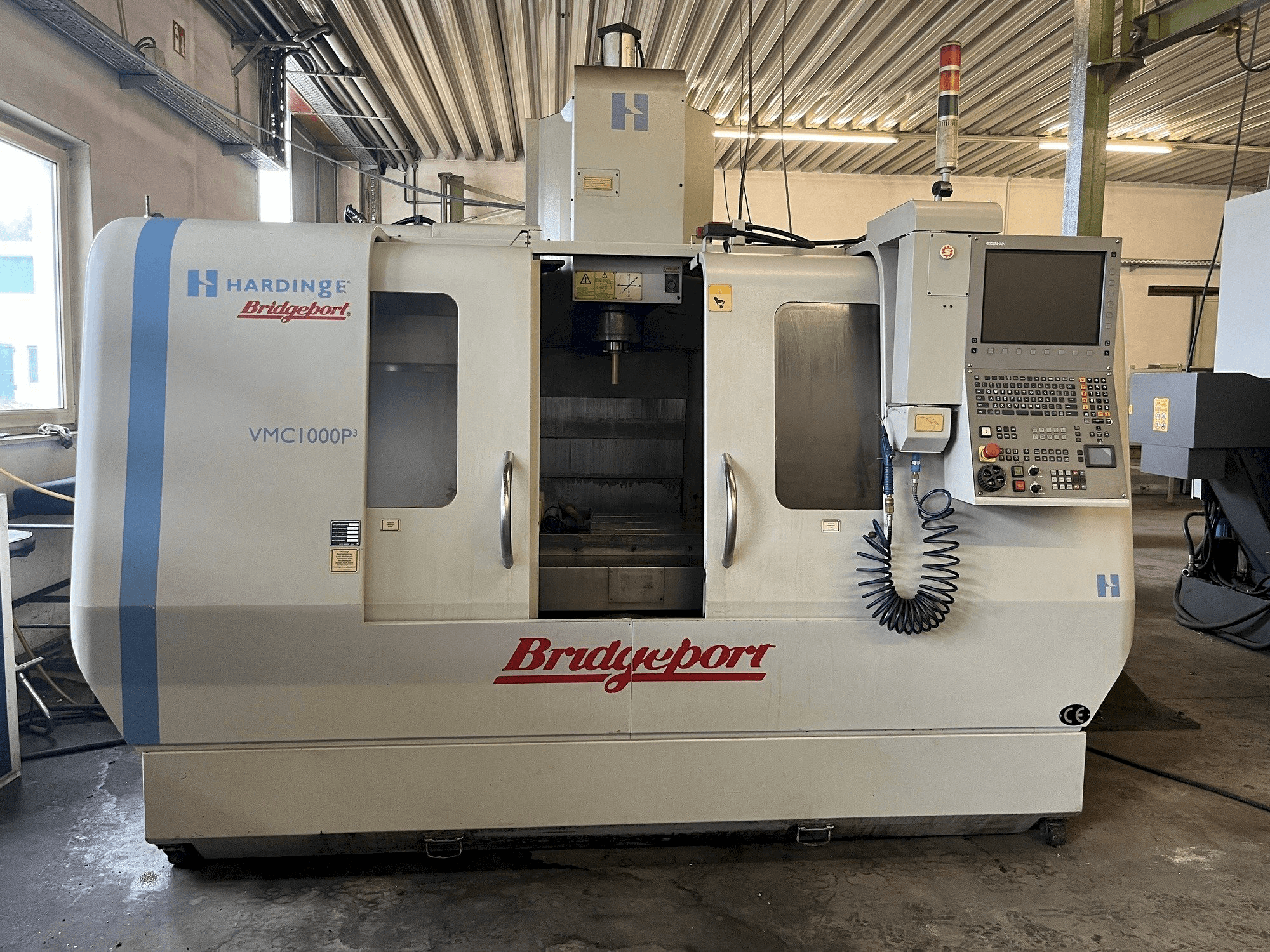Widok z przodu maszyny Hardinge Bridgeport VMC 1000 P3