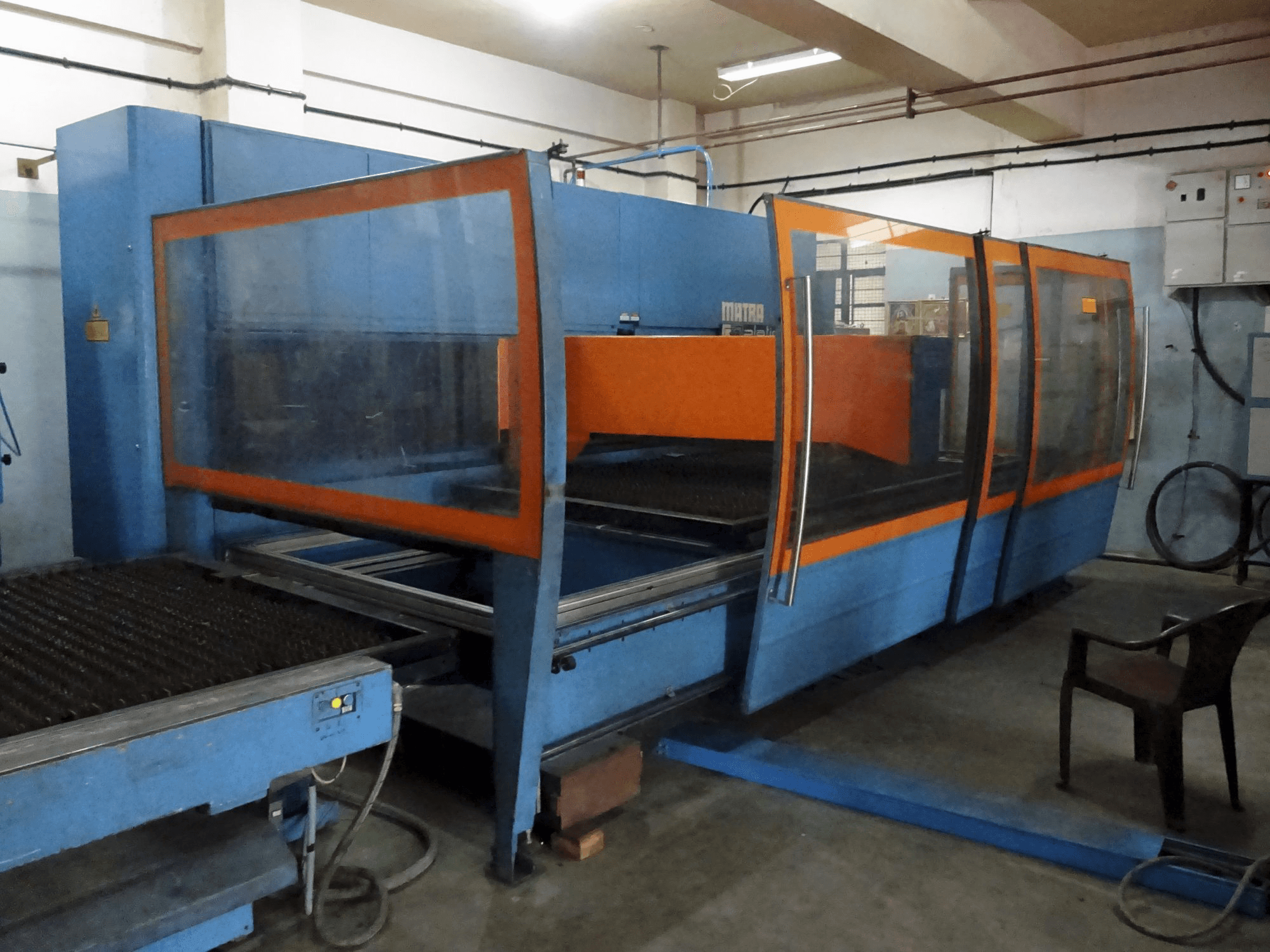 Widok z lewej maszyny Prima Power Platino 1530