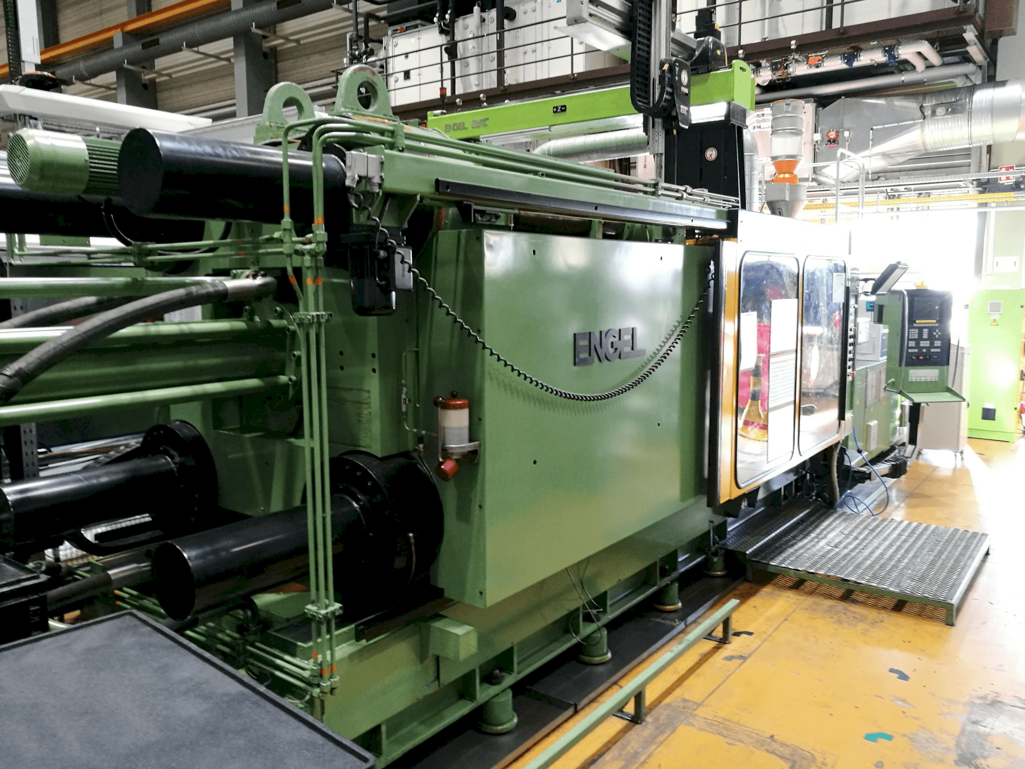 Widok z prawej maszyny ENGEL ES 4400/800