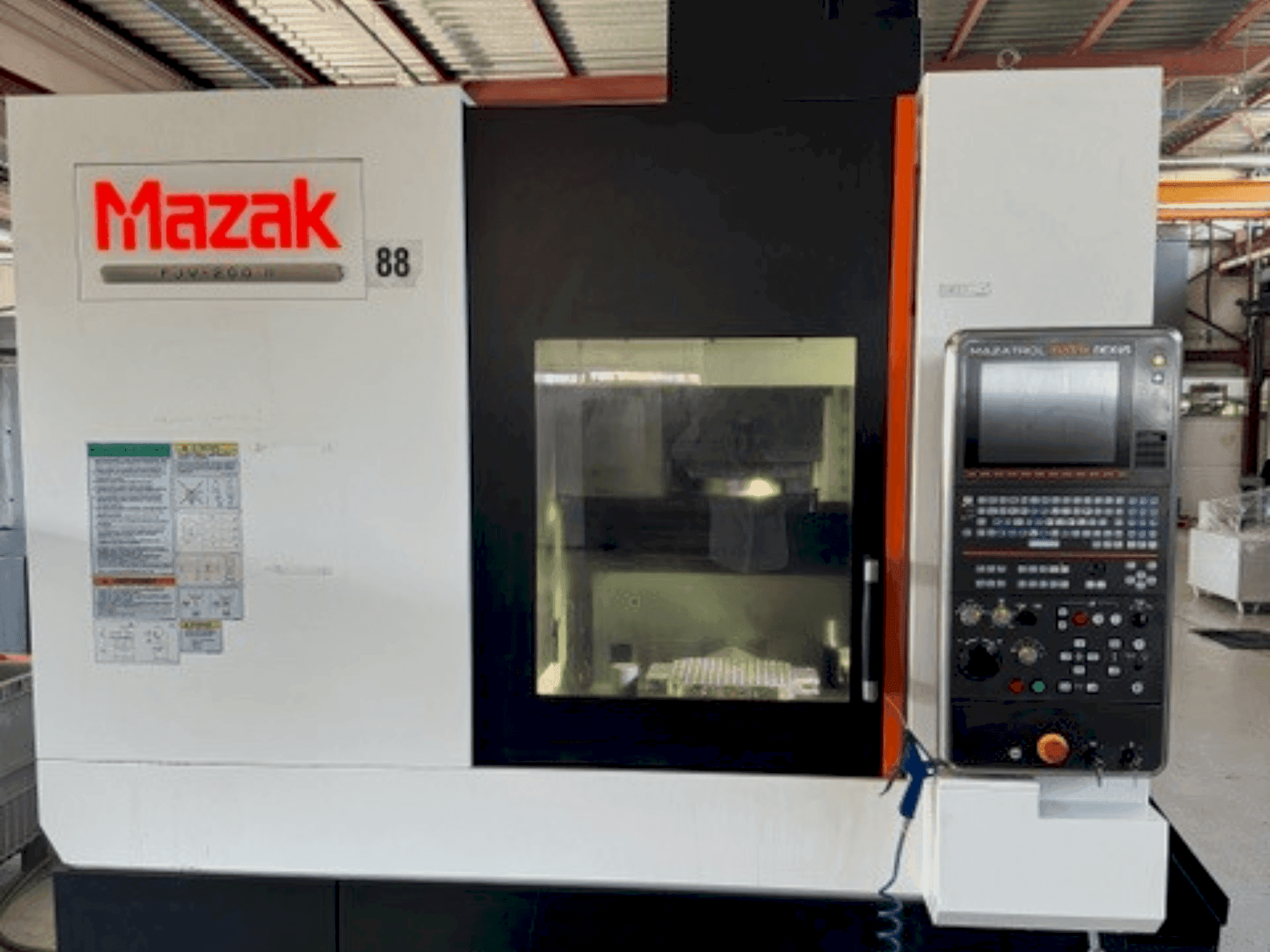 Widok z przodu maszyny Mazak FJV-200II