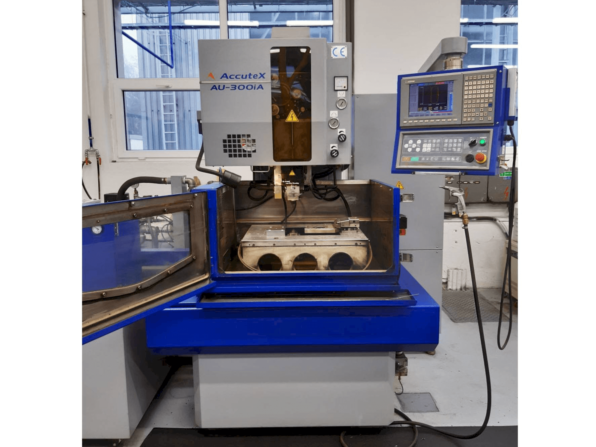 Widok z przodu maszyny AccuteX AU-300iA