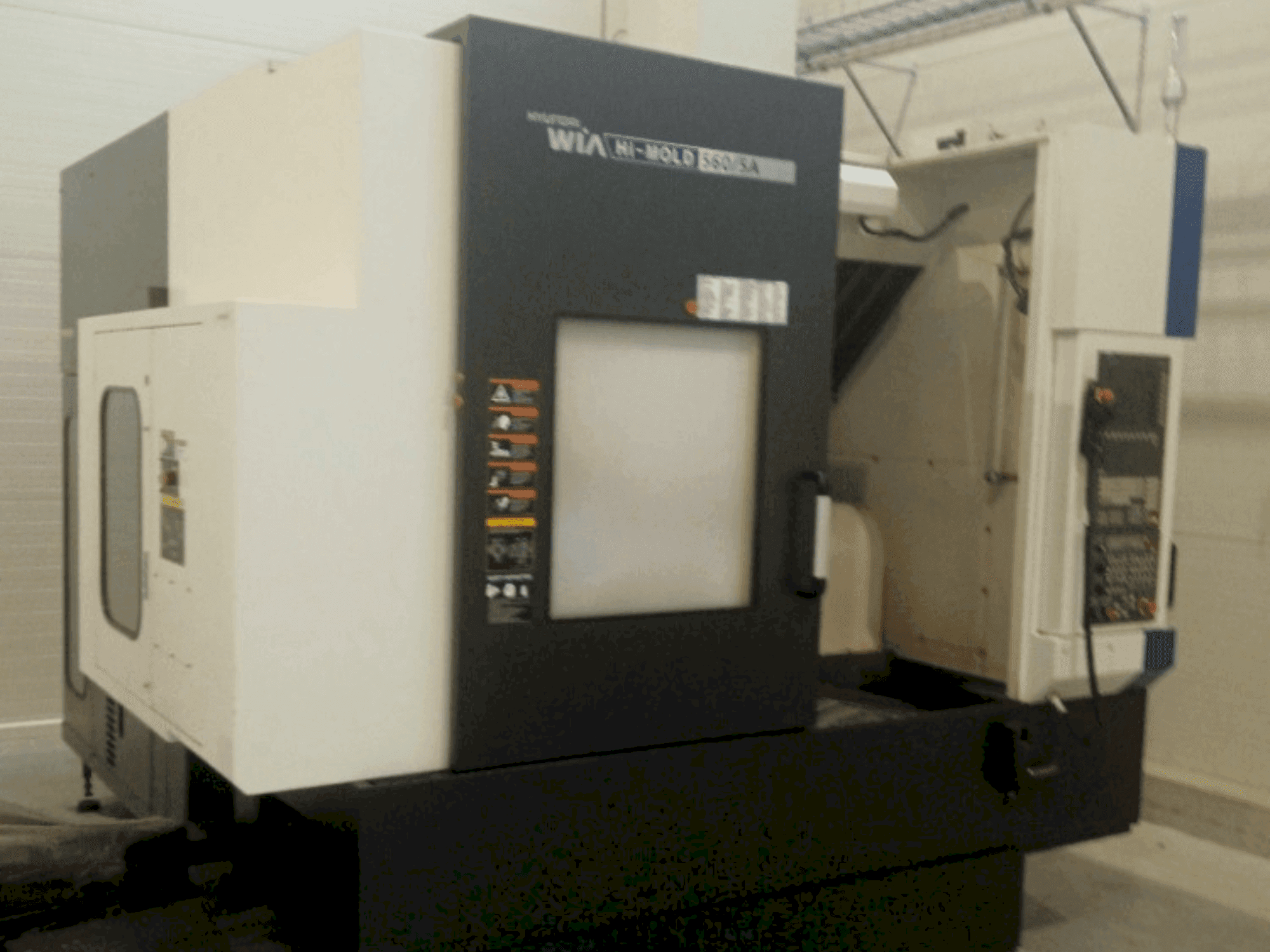 Widok z przodu maszyny Hyundai Wia Hi-MOLD 560/5A