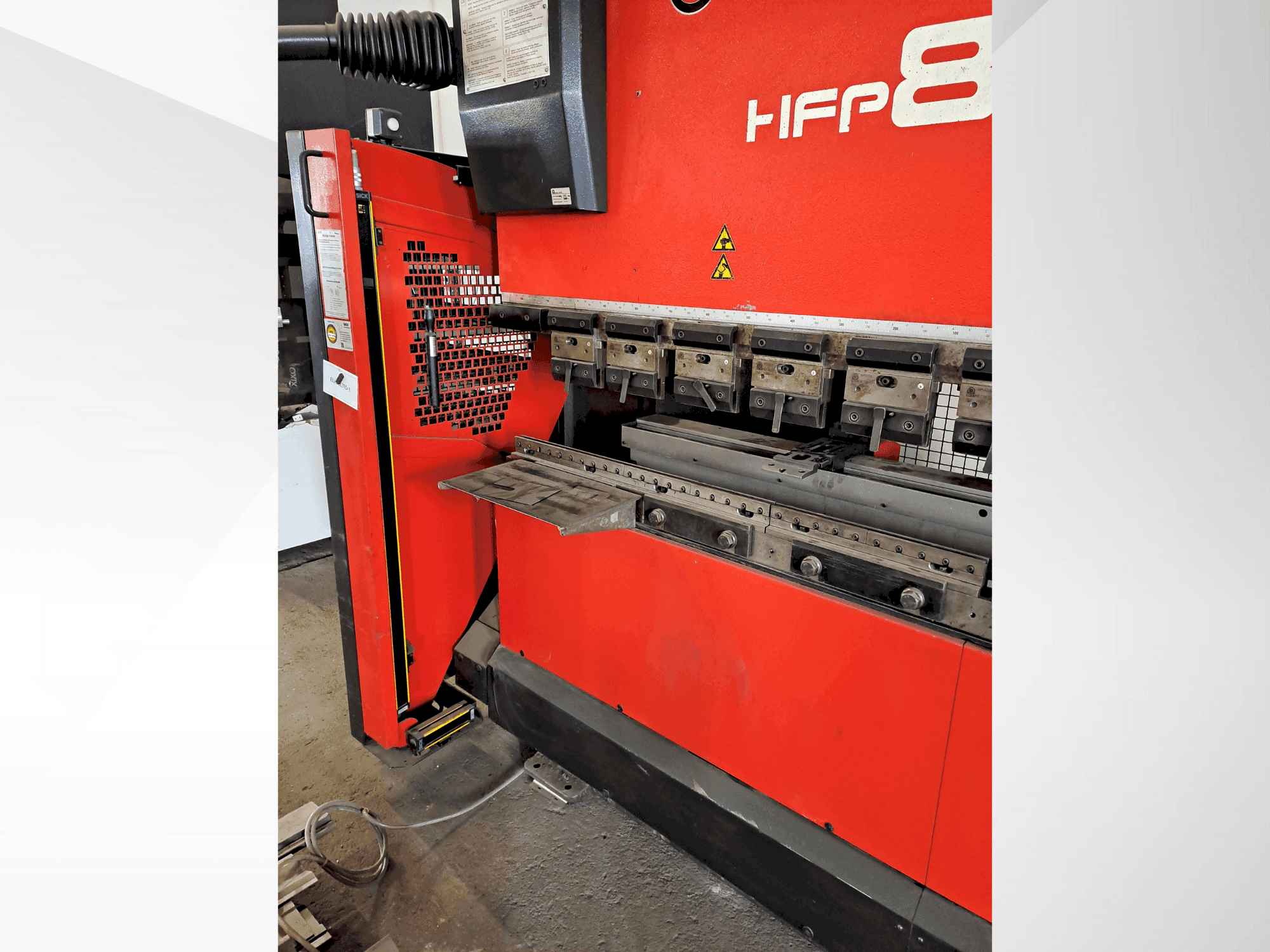 Widok z przodu maszyny AMADA HFP 80-25
