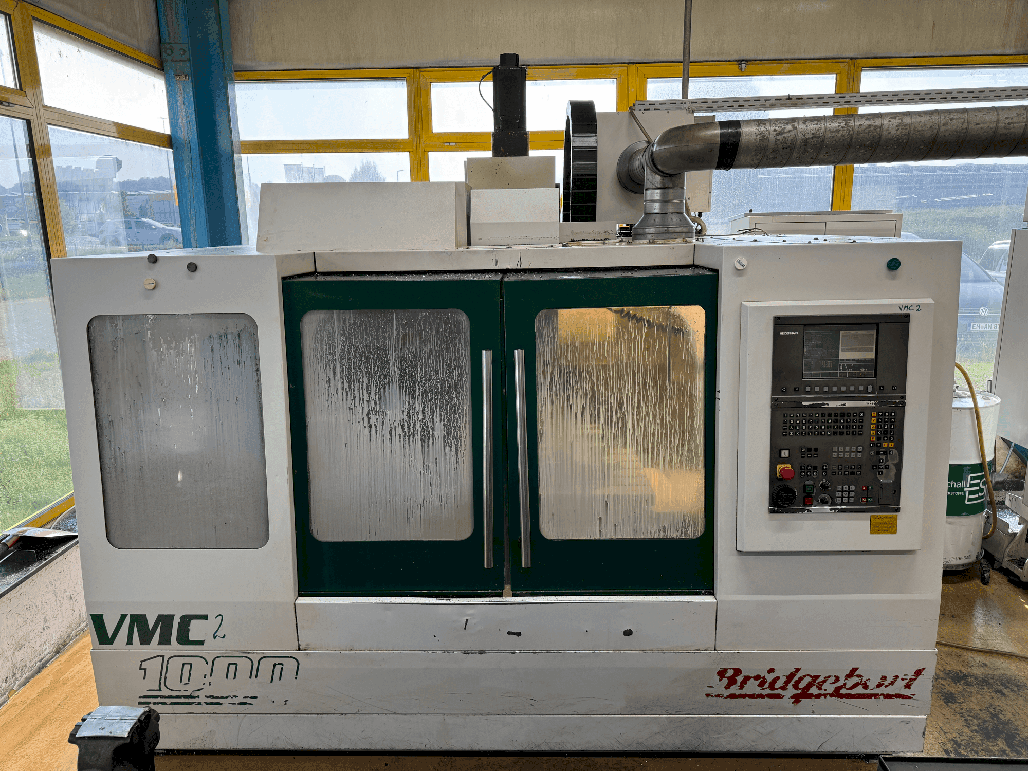 Widok z przodu maszyny Bridgeport VMC 1000/22