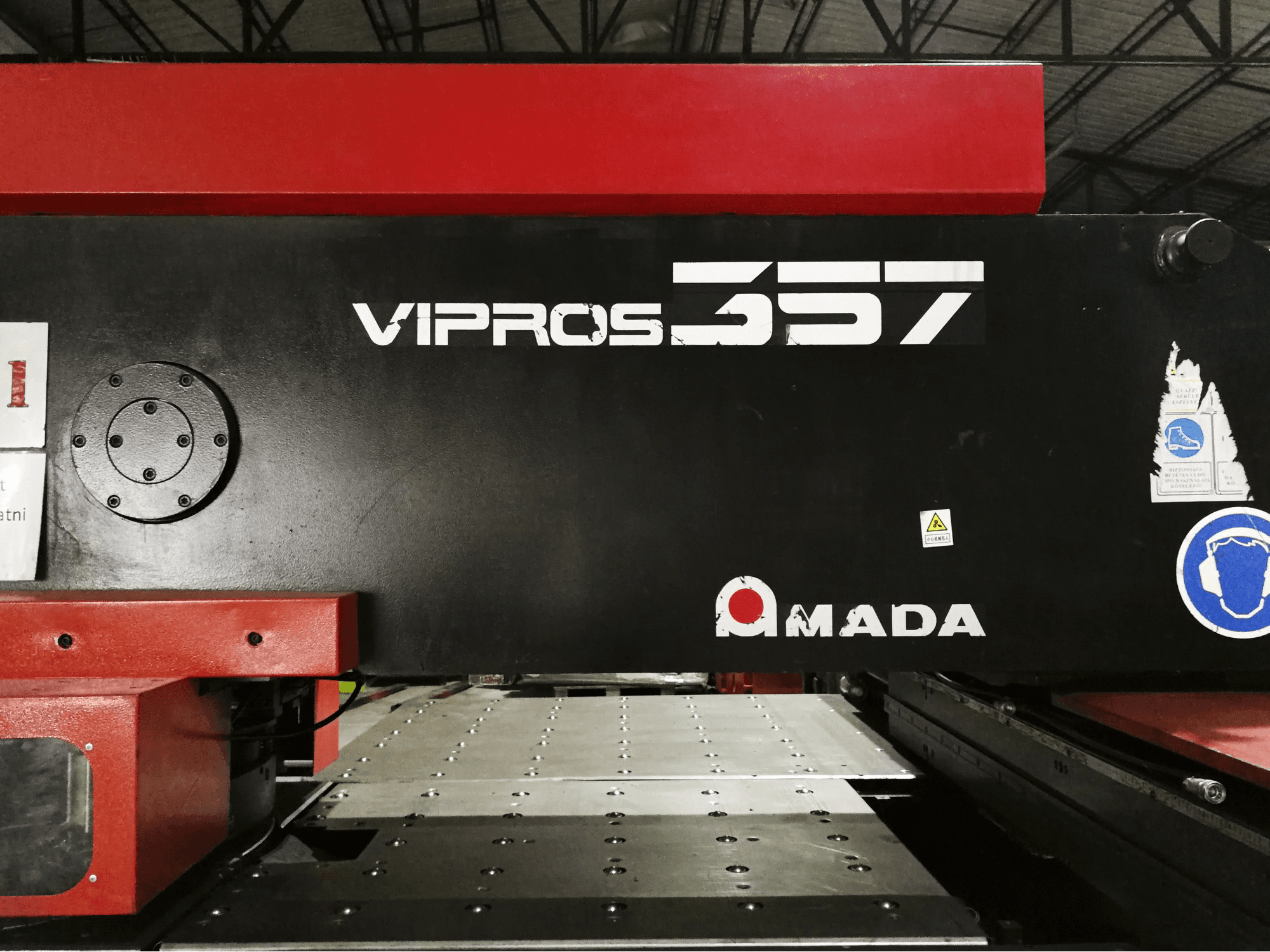 Widok z przodu maszyny AMADA Vipros 357